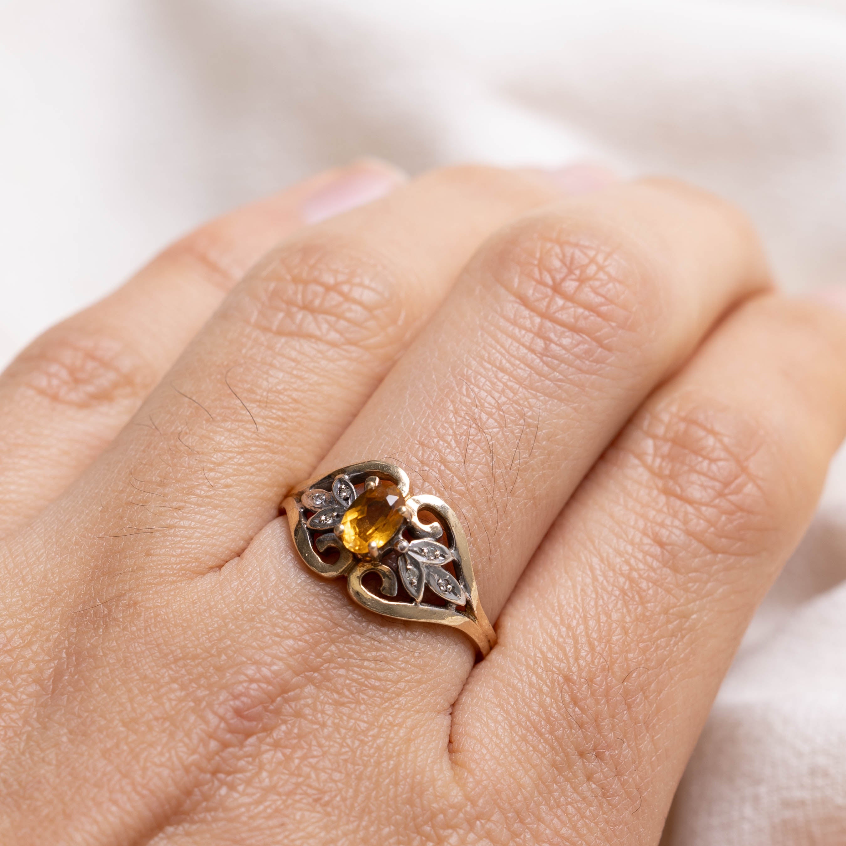Bague florale feuillue en or 10 carats, citrine ovale et diamants | Taille 8