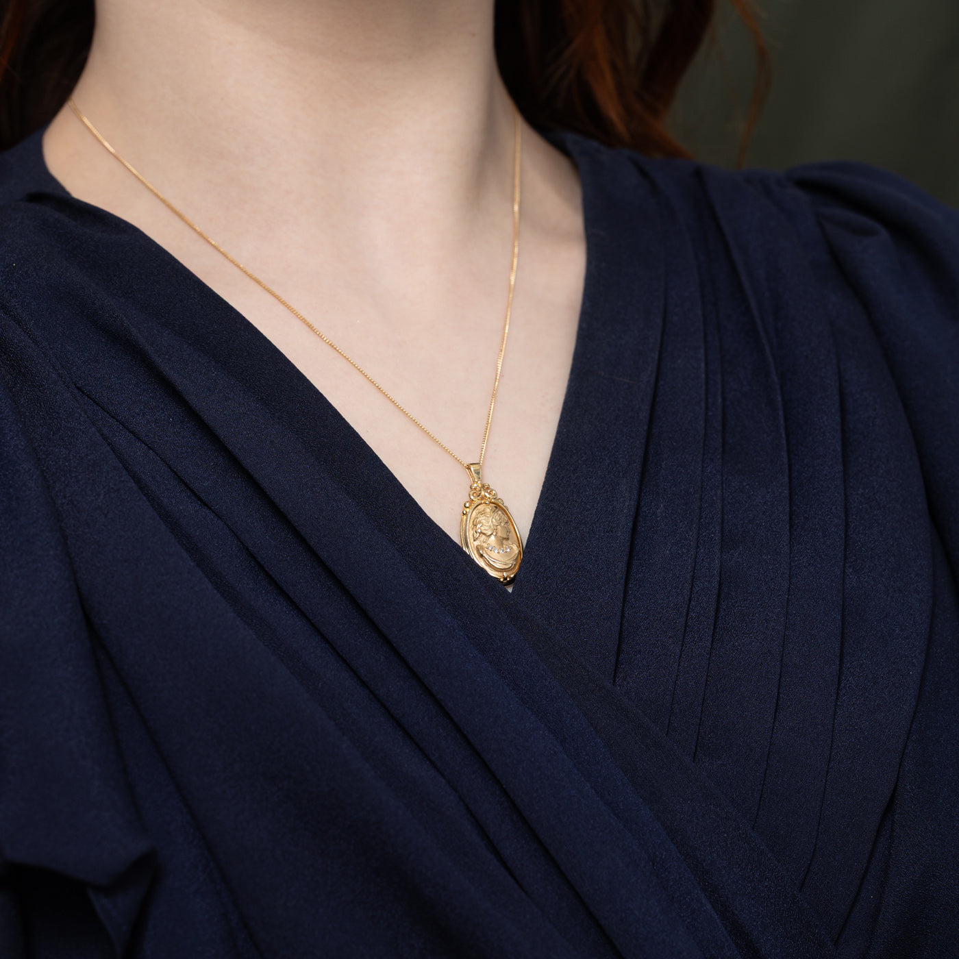 Collier pendentif portrait en or jaune 14 carats et diamants | 45,7 cm