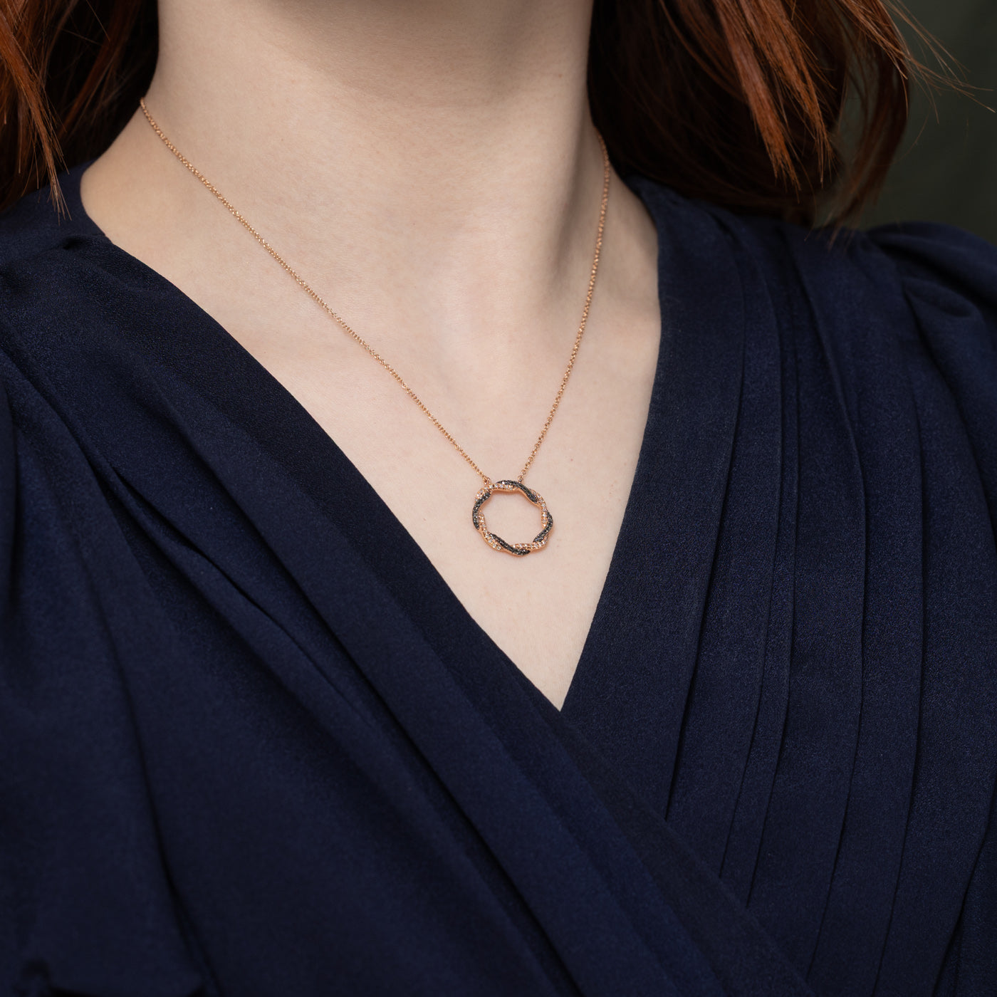 Collier pendentif cercle torsadé en or 10 carats et diamants | 40,6 cm