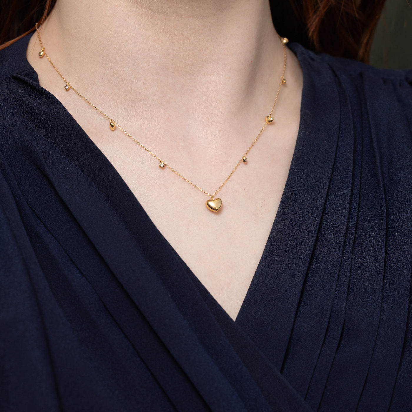 Collier pendentif cœur bombé et satellite en or 18 carats et diamants | 43 cm