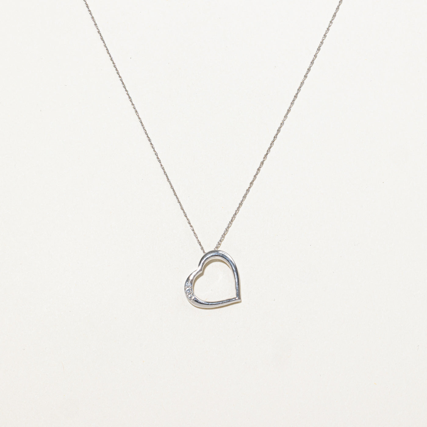 Collier pendentif cœur ouvert en or 10 carats et diamants | 45,7 cm