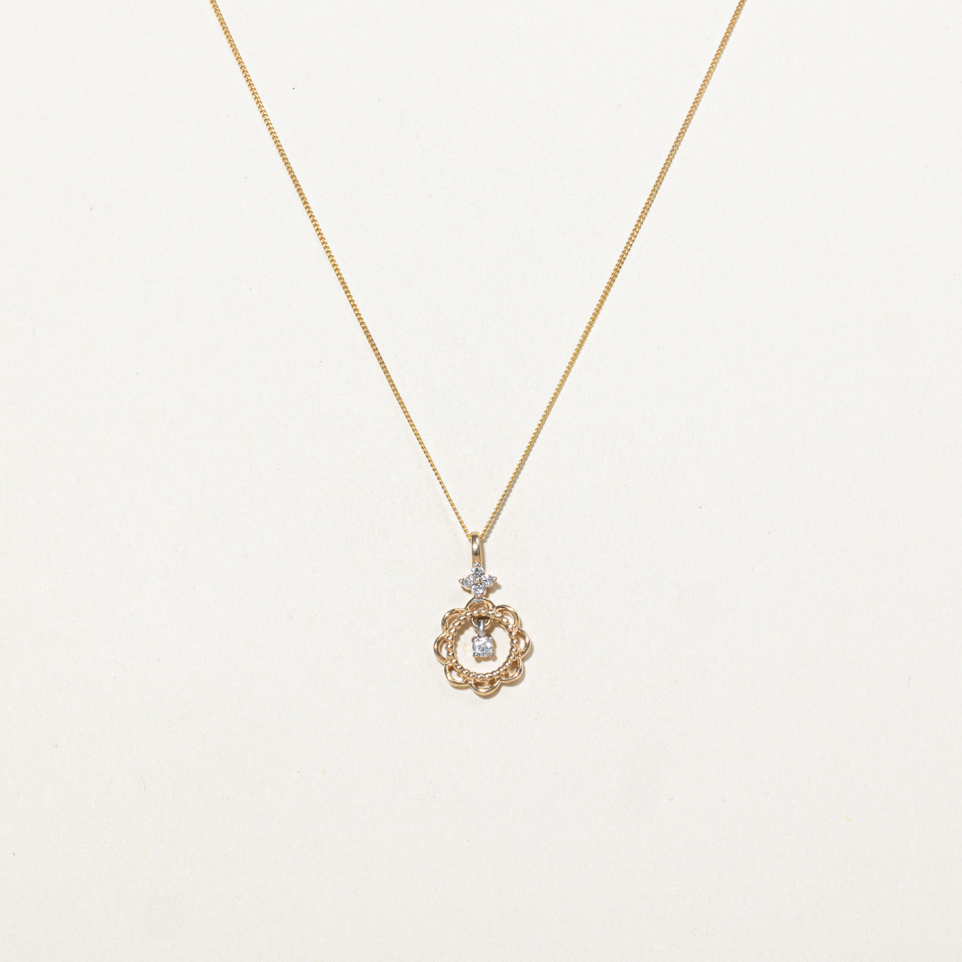 Collier pendentif floral texturé en or 10 carats avec diamants | 45,7 cm