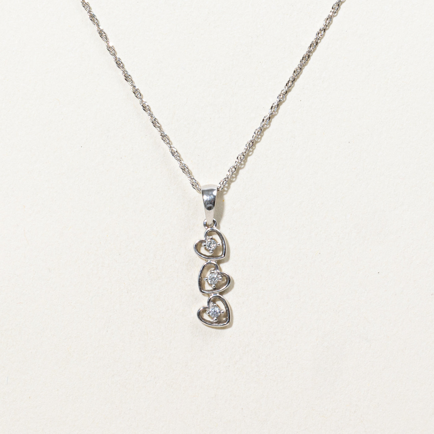 Collier pendentif triple cœur en or 10 carats et diamants | 45,7 cm