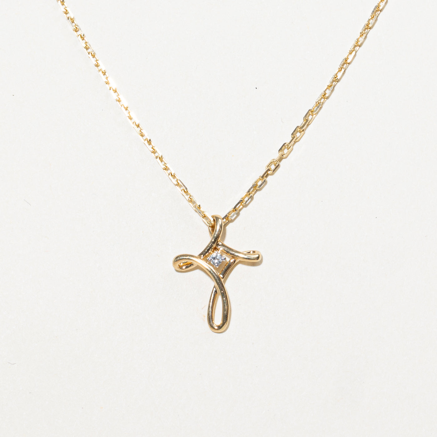 Collier pendentif croix torsadée en or 10 carats et diamants | 40,6 cm