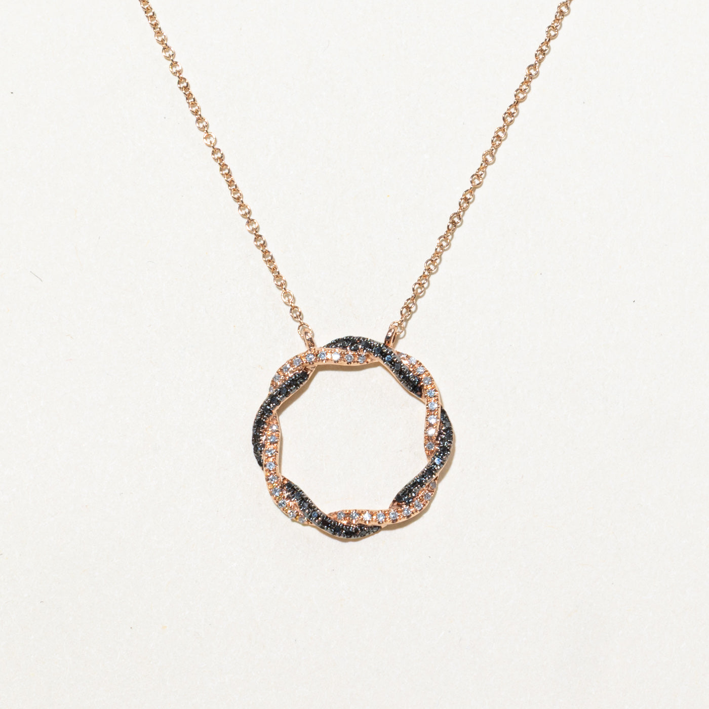 Collier pendentif cercle torsadé en or 10 carats et diamants | 40,6 cm