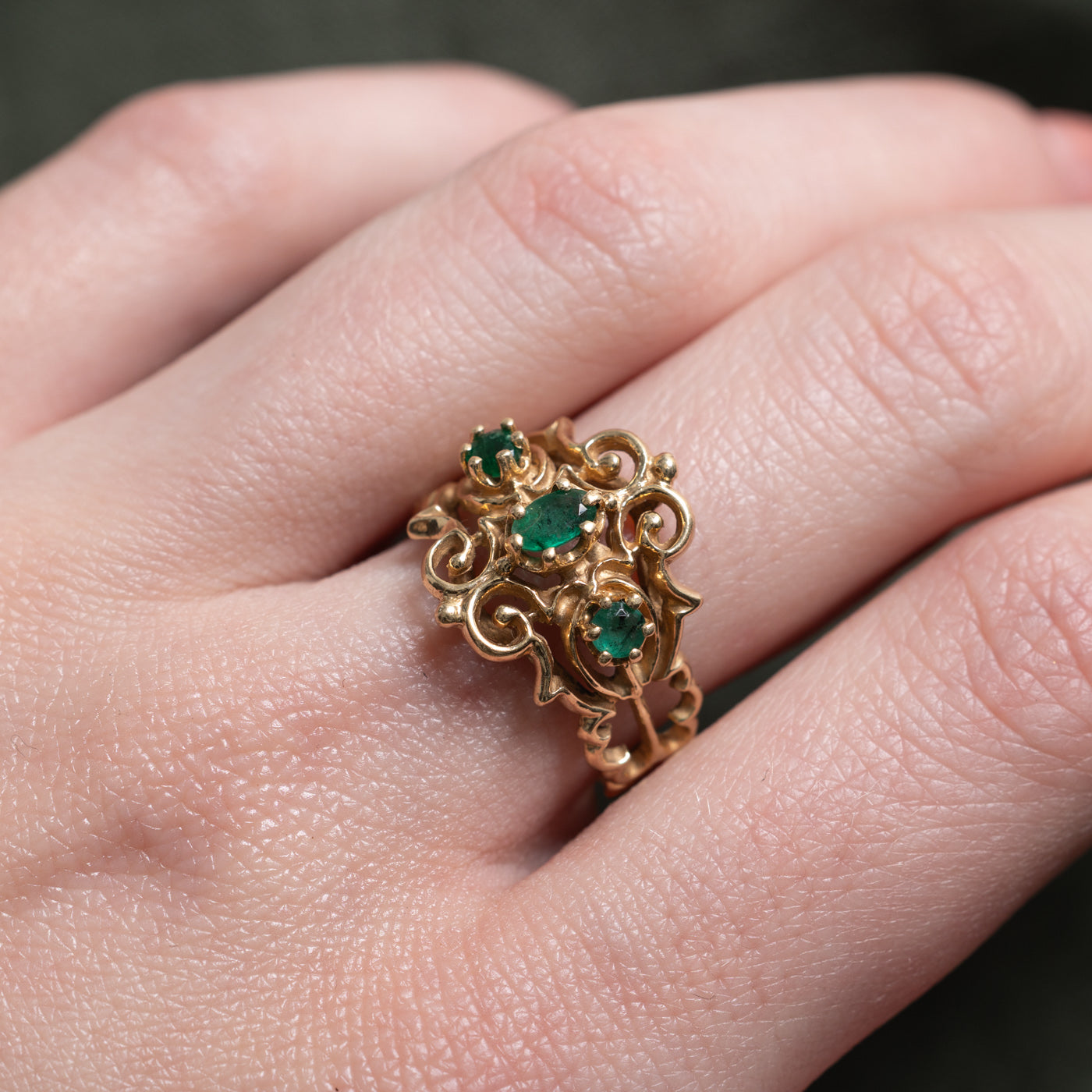 10k Three Stone Emerald Ornate Scrollwork Ring | SZ 7.0