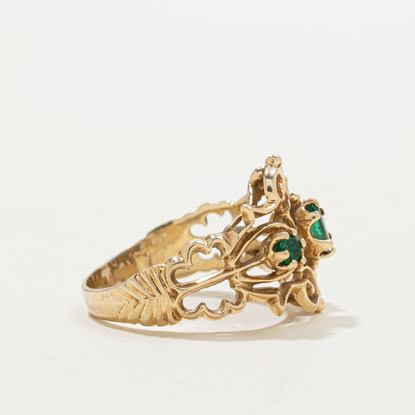 10k Three Stone Emerald Ornate Scrollwork Ring | SZ 7.0