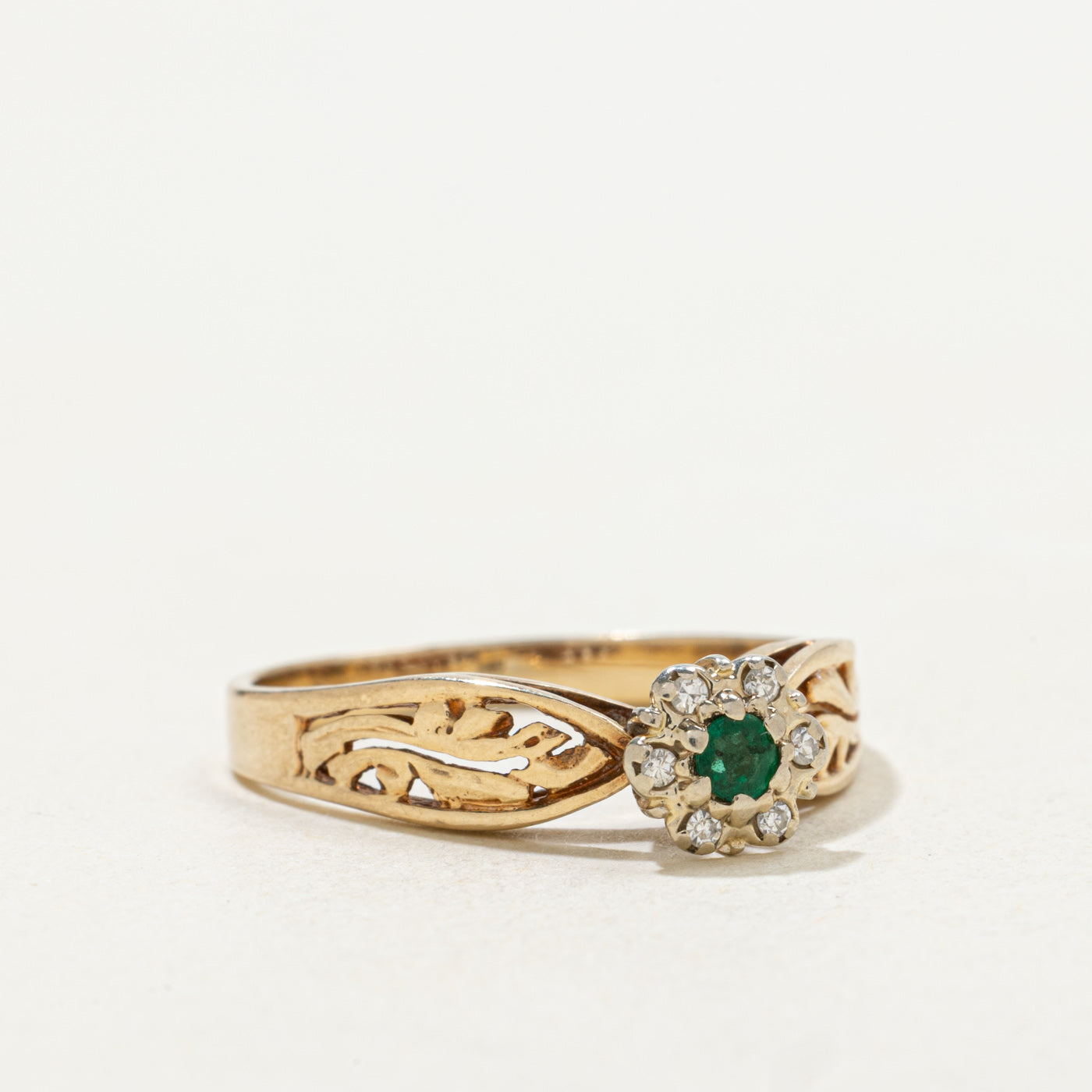 10k Round Cut Emerald & Diamond Daisy Openwork Ring | SZ 7.75