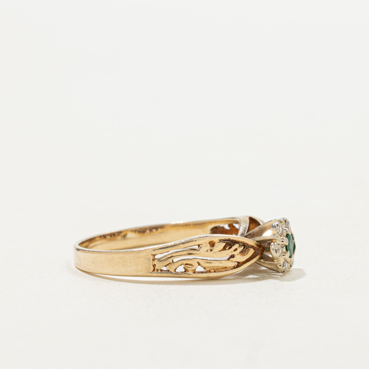 10k Round Cut Emerald & Diamond Daisy Openwork Ring | SZ 7.75