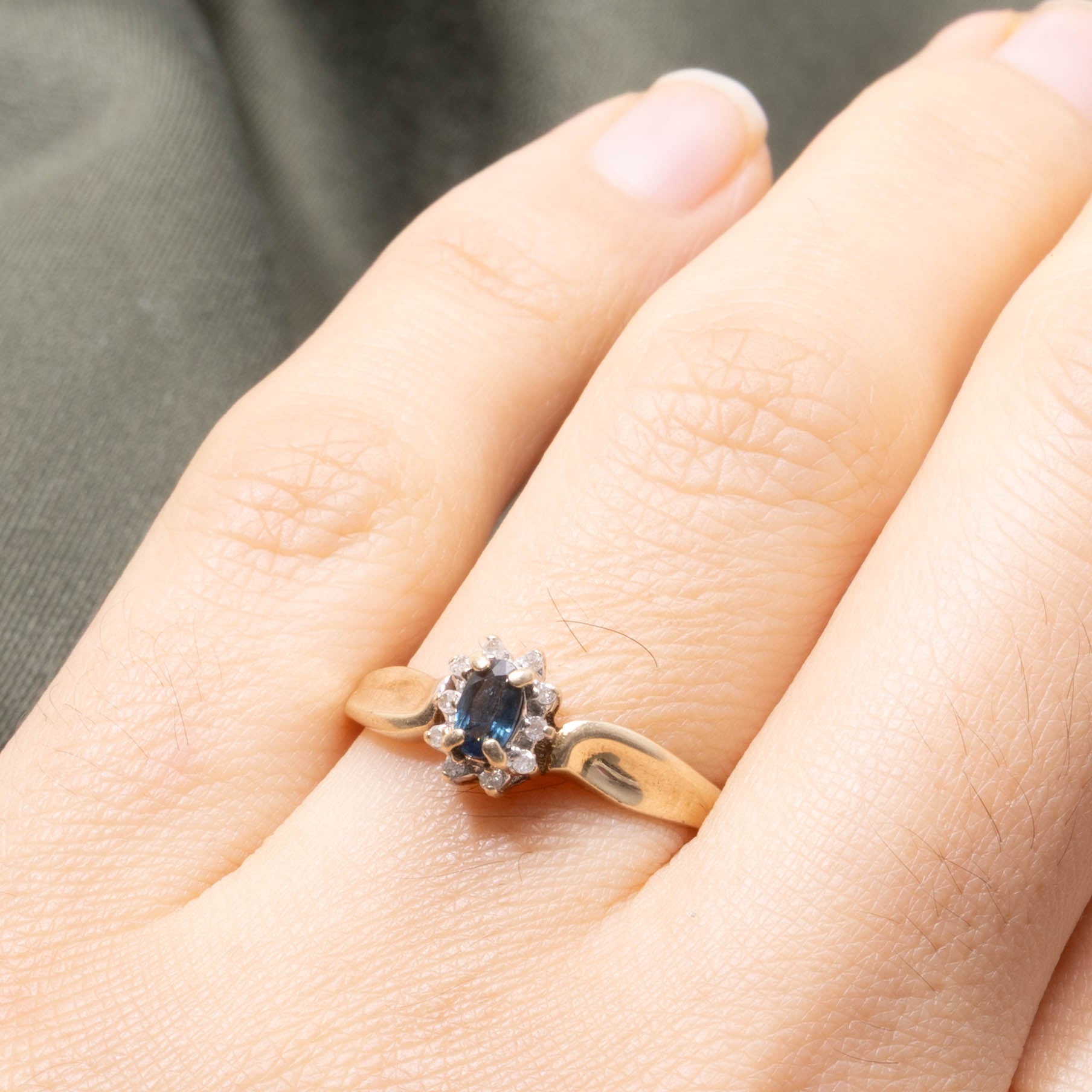 10k Oval Cut Sapphire & Diamond Petal Halo Ring | SZ 6.75