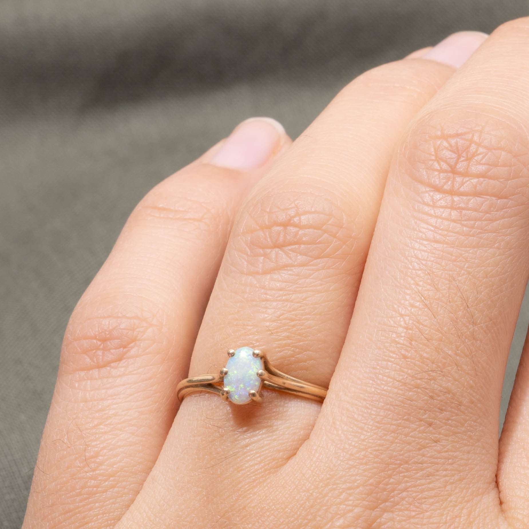10k Opal Grooved Split Shank Ring | SZ 5.75