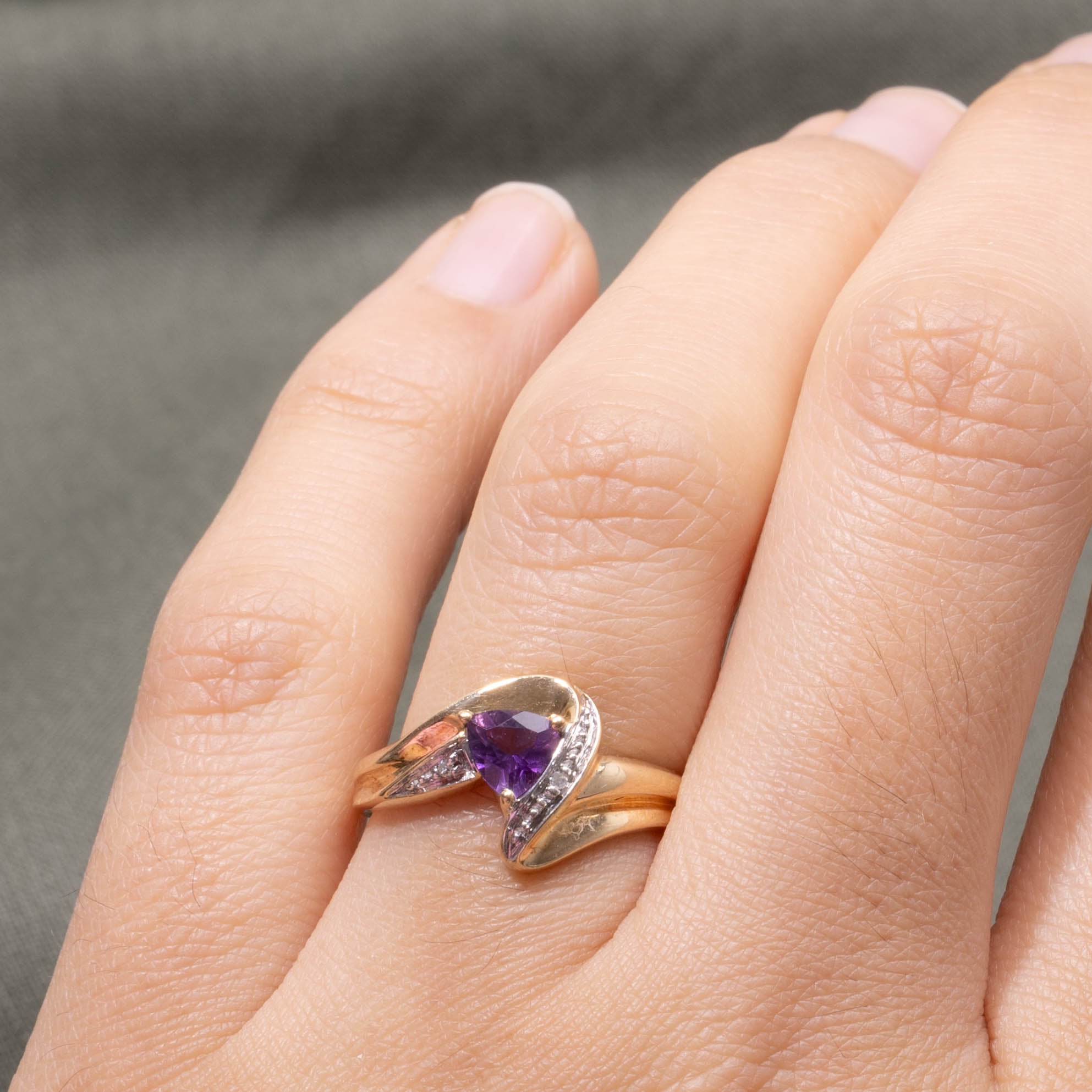 10k Trillion Cut Amethyst & Diamond Wave Ring | SZ 7