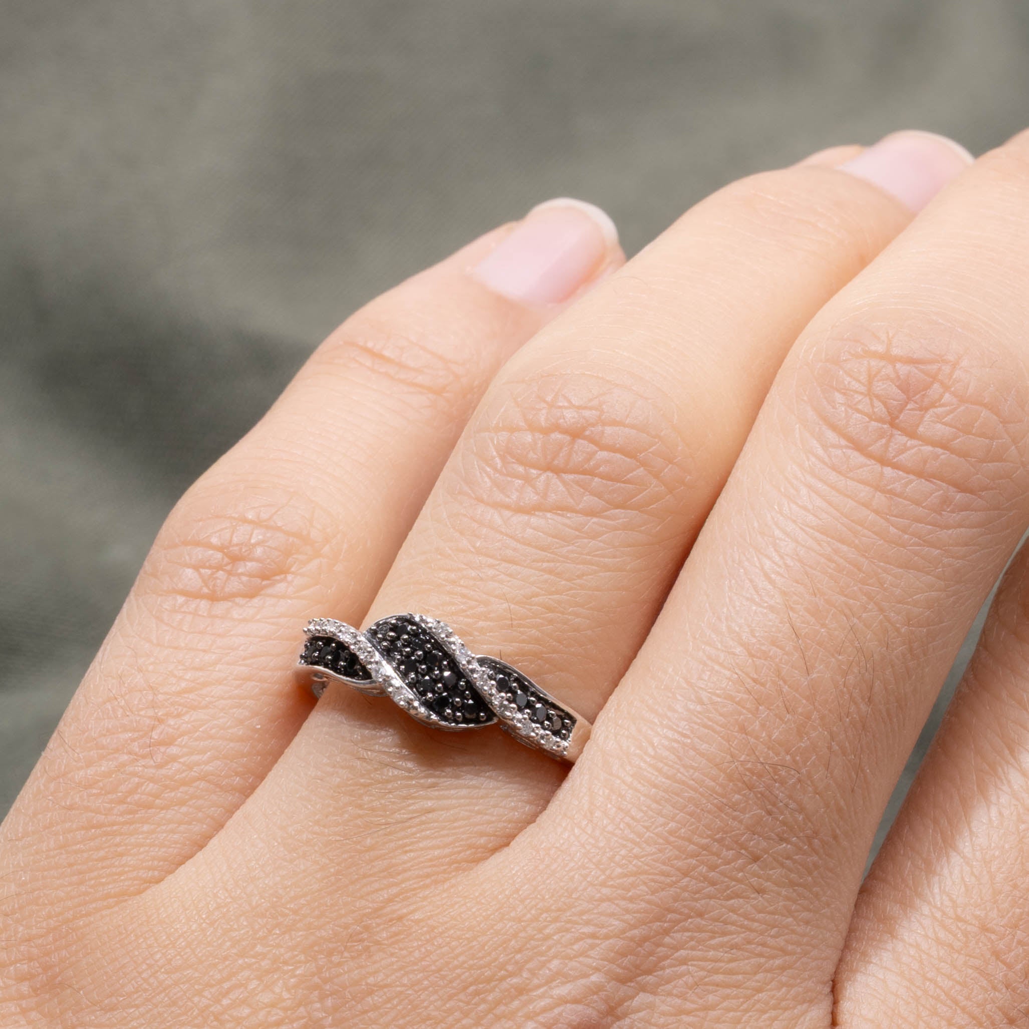 14k Black & White Diamond Twisted Ring | 0.22ctw | SZ 6.25