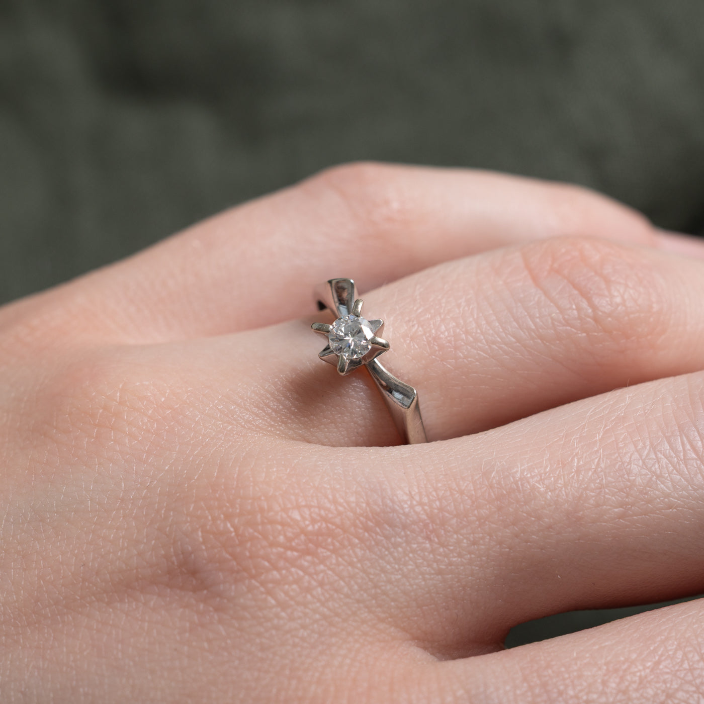 18k Round Brilliant Solitaire Diamond Contour Ring | 0.21ct VS1/VS2 G | SZ 6.75