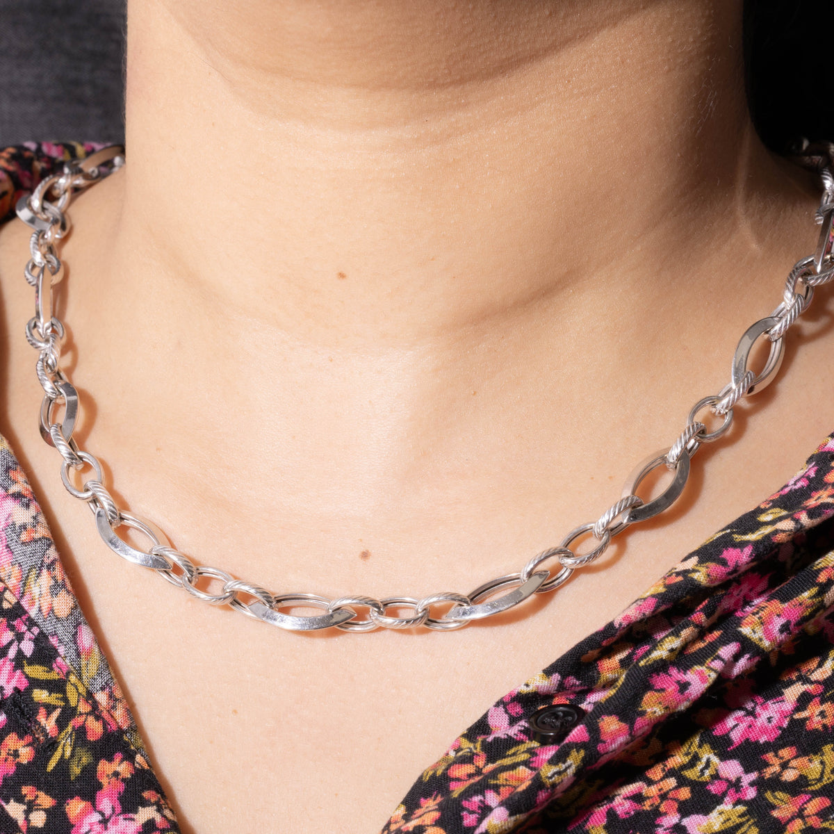 14k White Gold Textured Modified Figaro Chain | 9.43mm | 17"