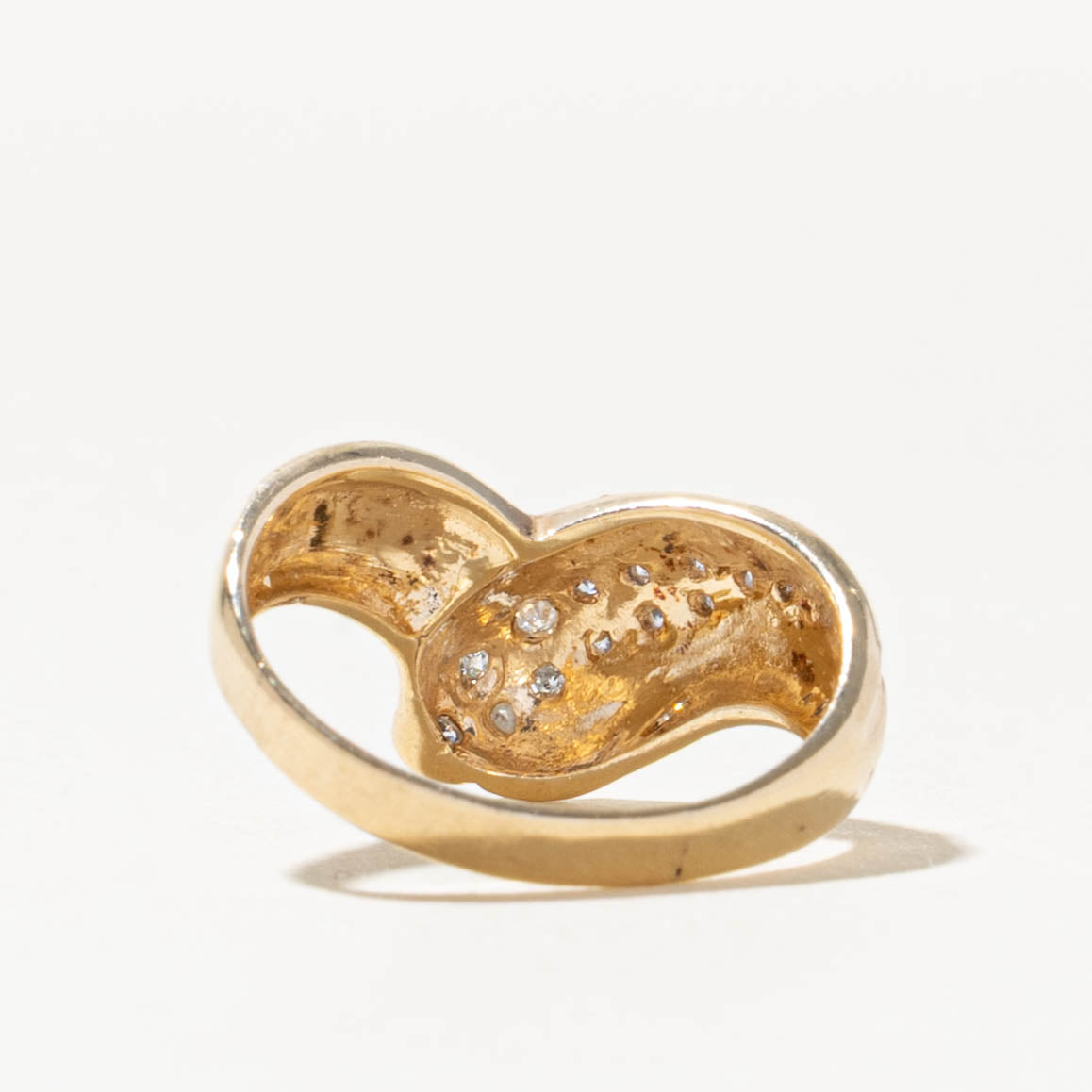 10k Diamond Accented Grooved Chevron Ring | 0.12ctw | SZ 5