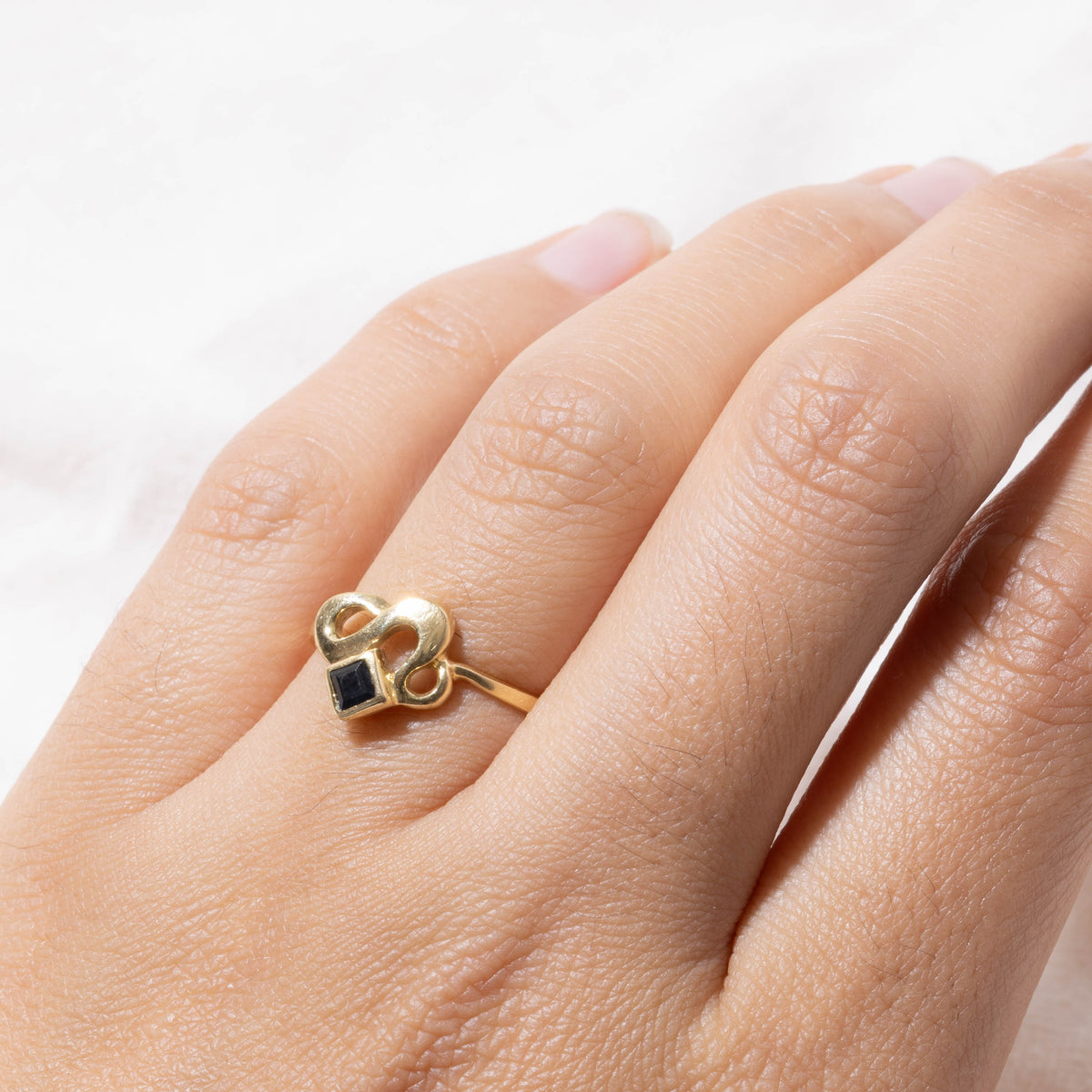 18k Bezel Set Sapphire Scrollwork Wave Ring | SZ 7.5