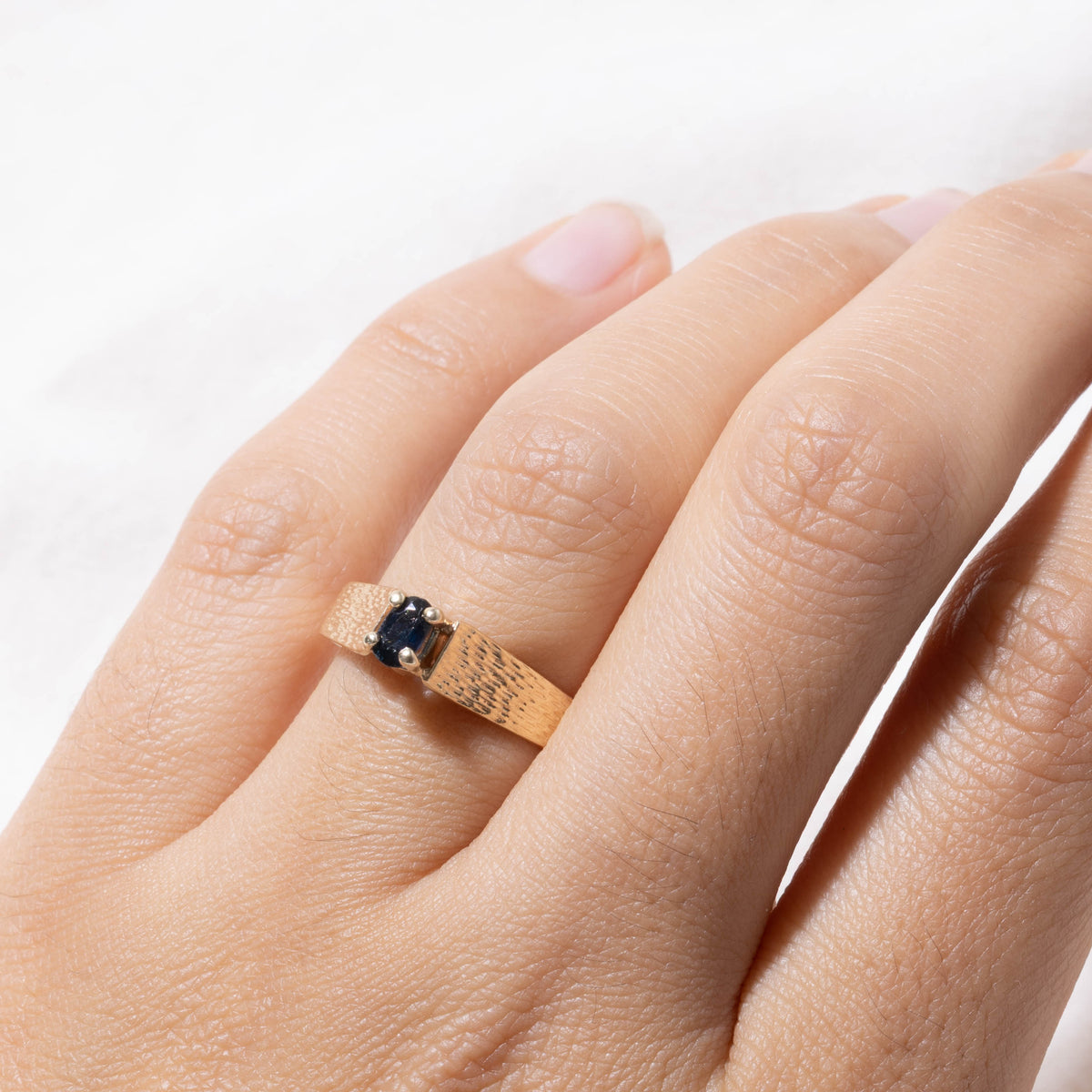 14k Oval Cut Sapphire Textured Ring | SZ 7.5