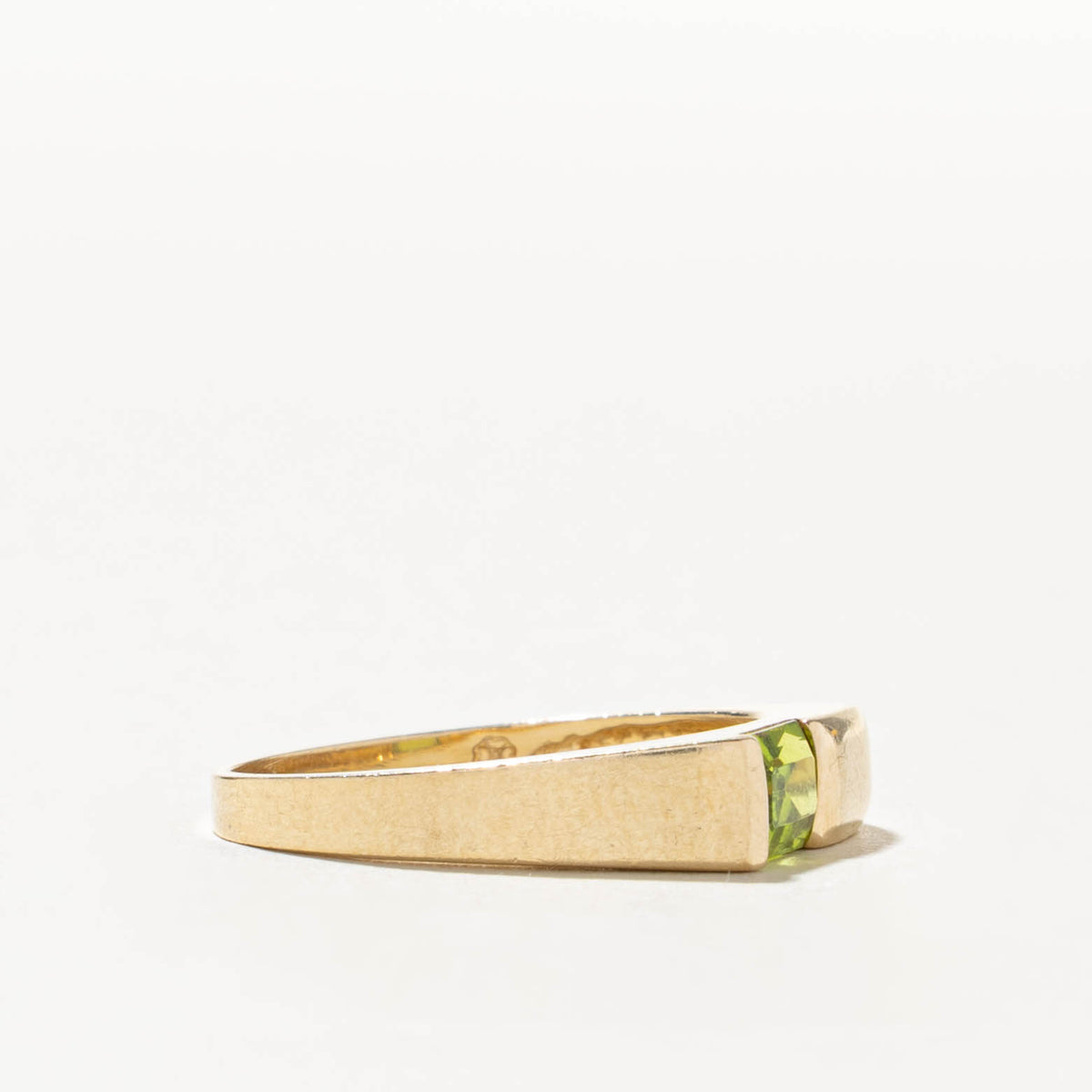 10k East West Corner Set Peridot Ring | SZ 6