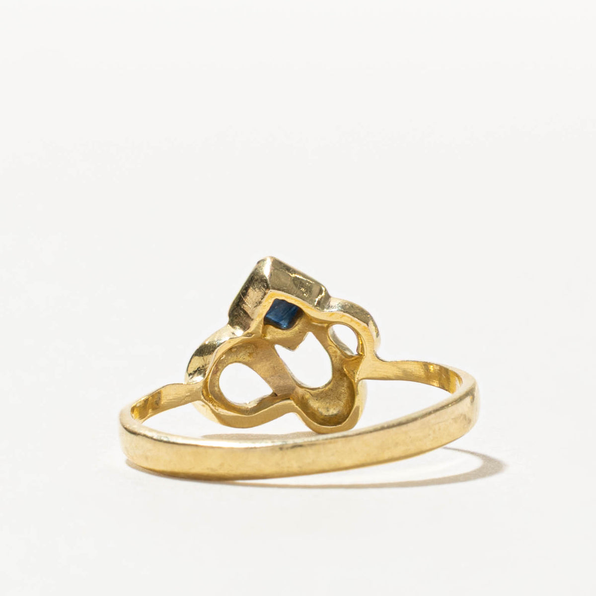 18k Bezel Set Sapphire Scrollwork Wave Ring | SZ 7.5