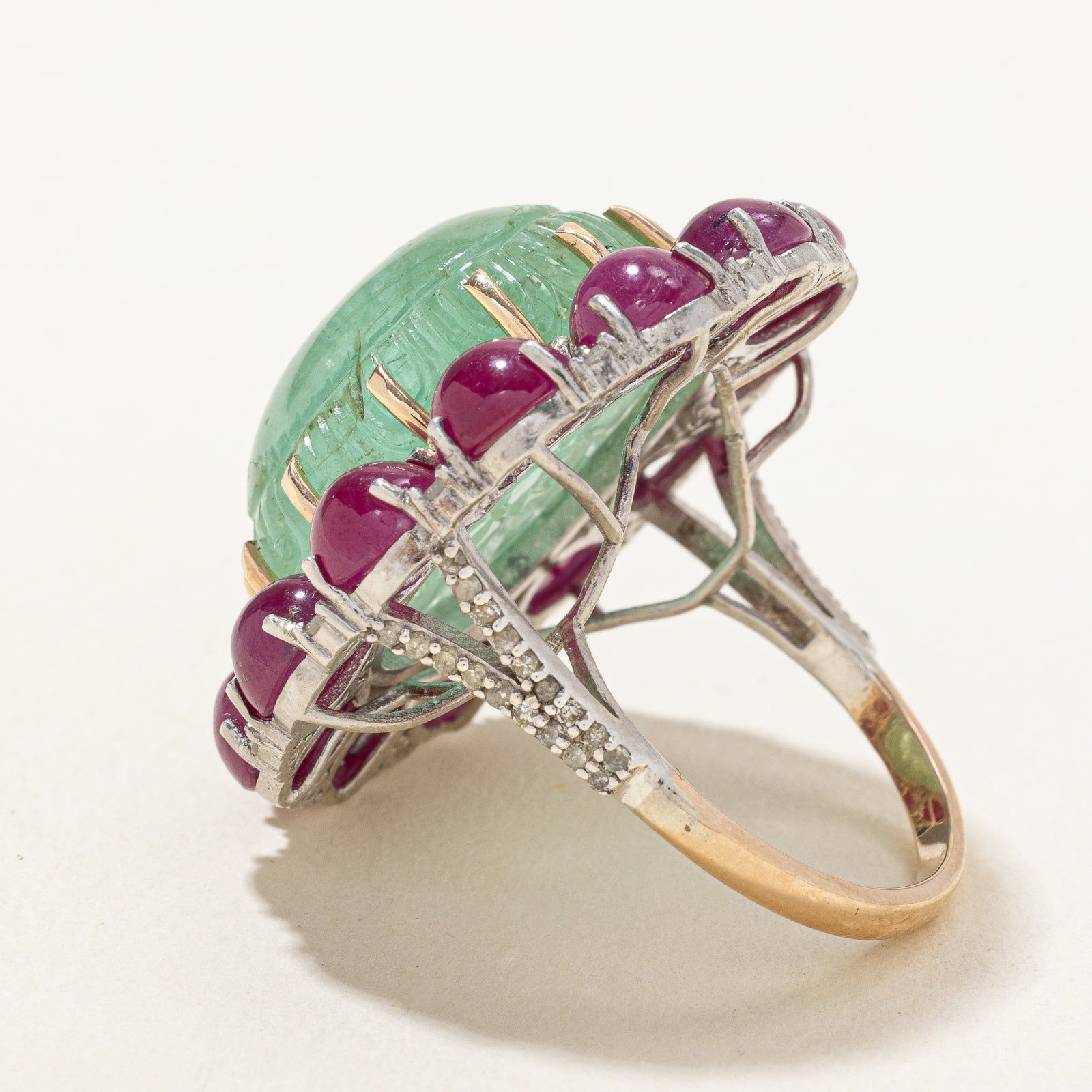 ***Le rapport d'évaluation GIA est en cours de mise à jour. Bague cocktail vintage Kourosh avec halo d'émeraudes, de rubis et de diamants (certifiée GIA) | 26,20 ct, 18,00 ct au total, 0,30 ct au total | Taille 8,5