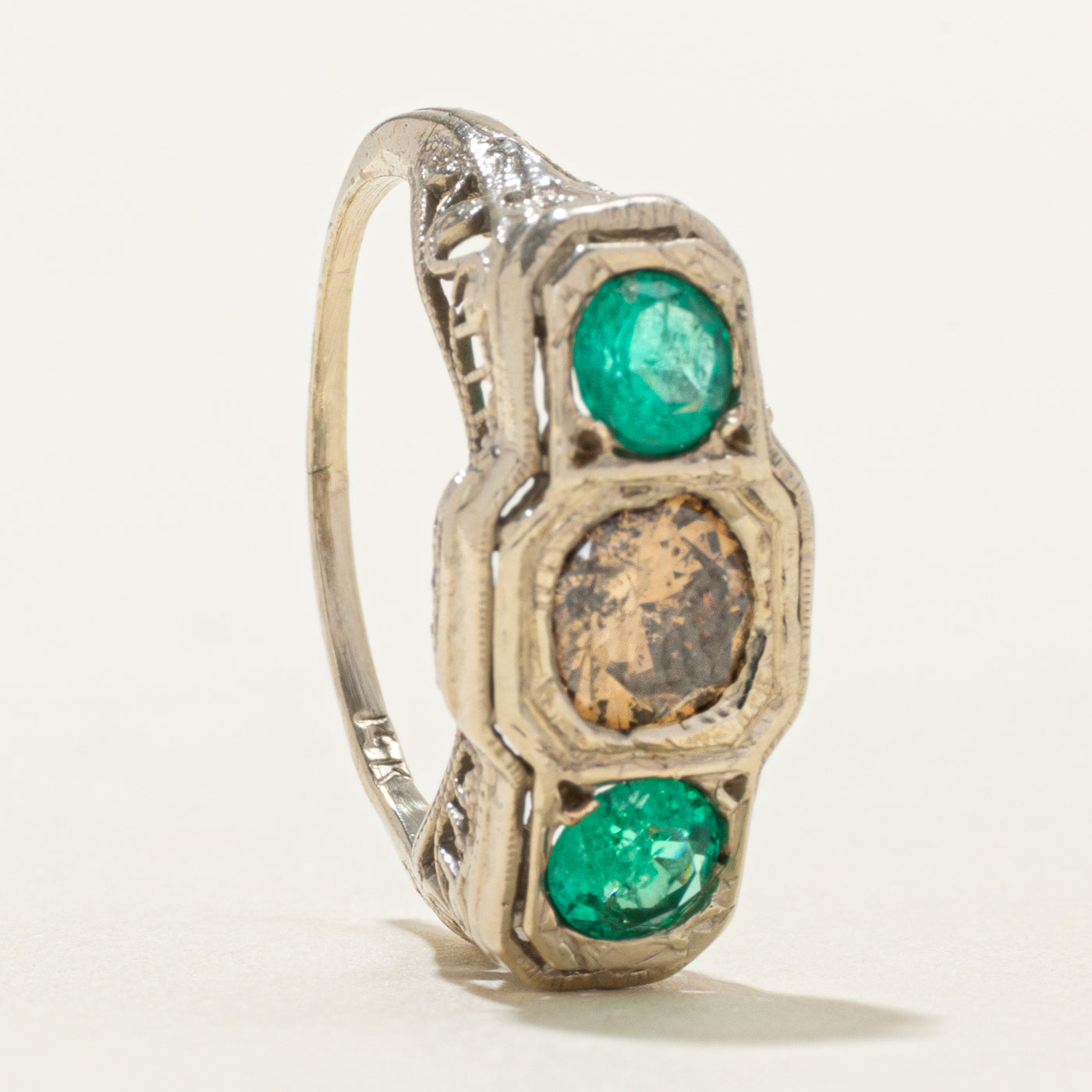 Bague Art Déco ornée de diamants et d'émeraudes | 0,62 ct, 0,50 ct au total | Taille 5,5 |
