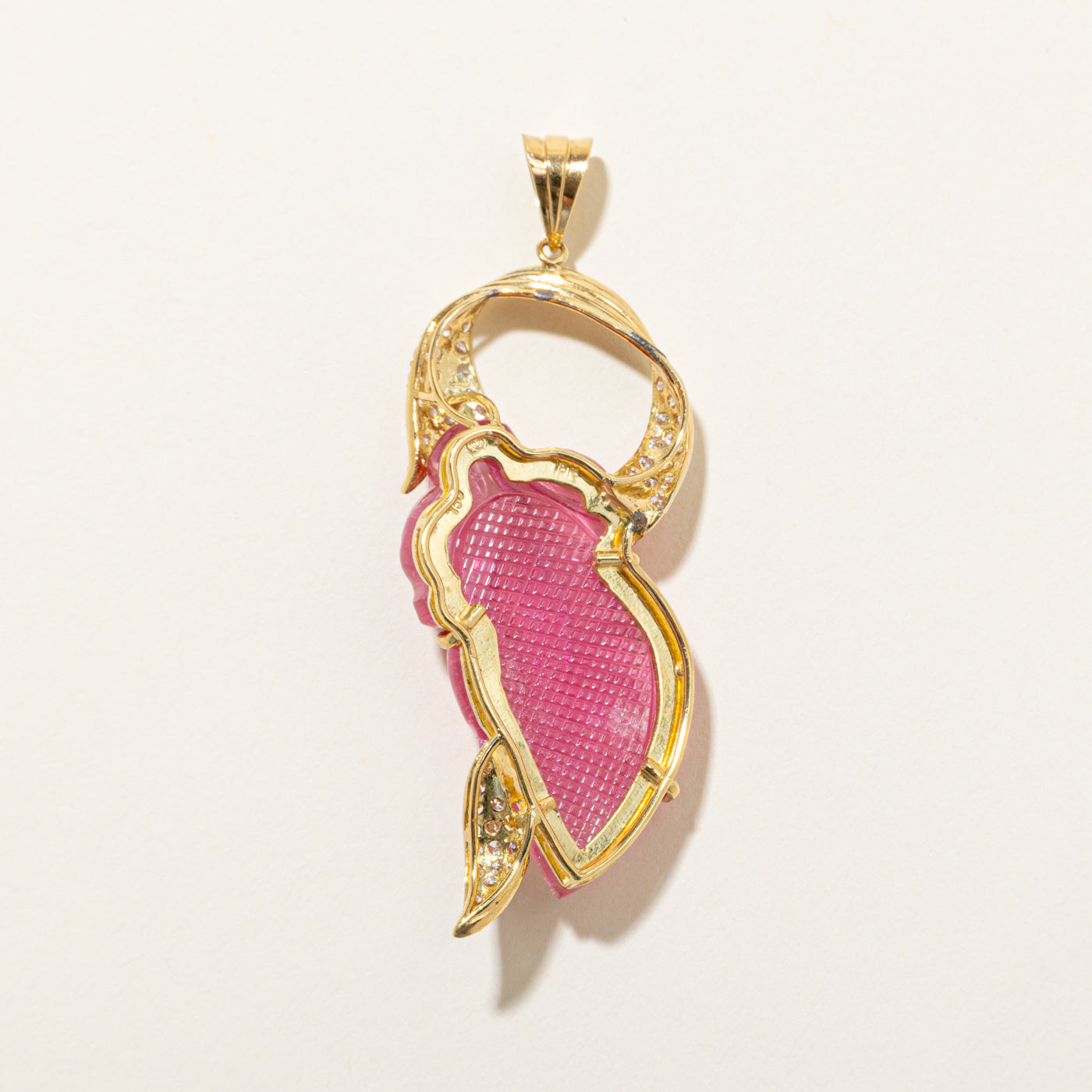 Pendentif double face en tourmaline rose sculptée et diamants | 55,00 ct | 1,00 ct au total |