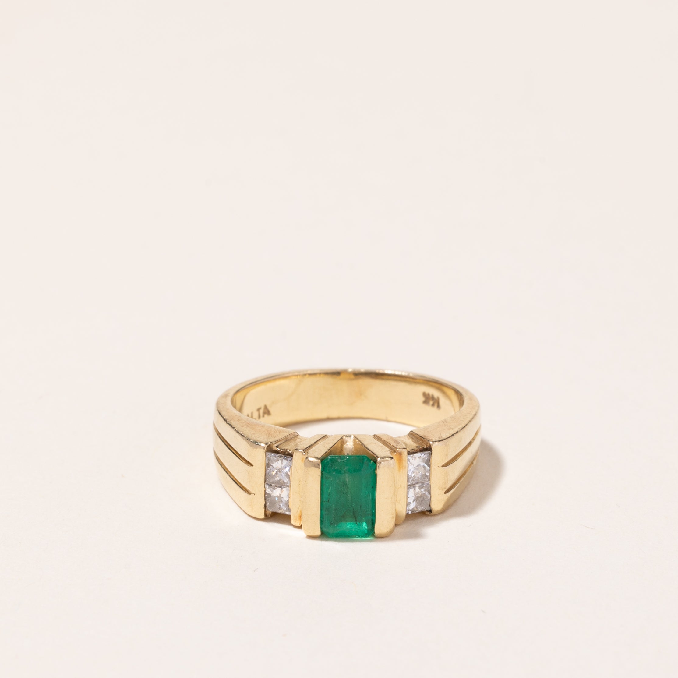 Bague en or jaune 14 carats, émeraude et diamants | 1,02 ct, 0,27 ct au total | Taille 4,75