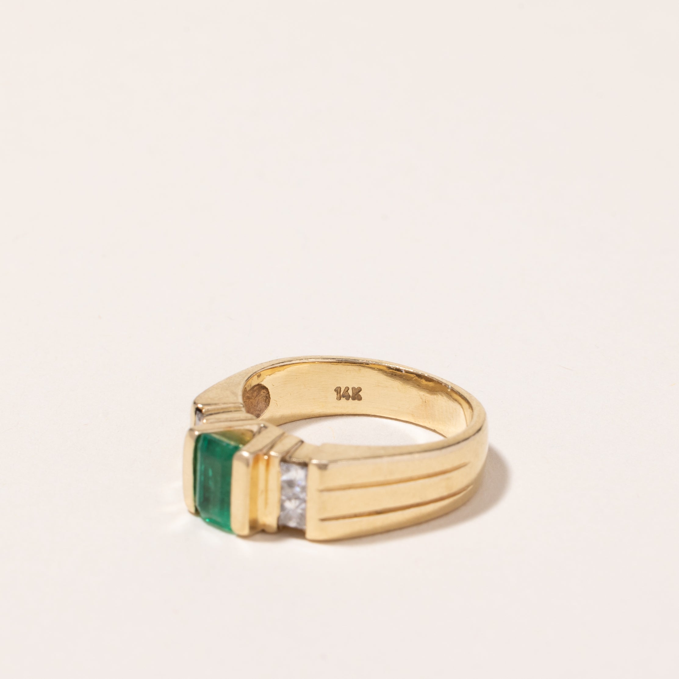 Bague en or jaune 14 carats, émeraude et diamants | 1,02 ct, 0,27 ct au total | Taille 4,75