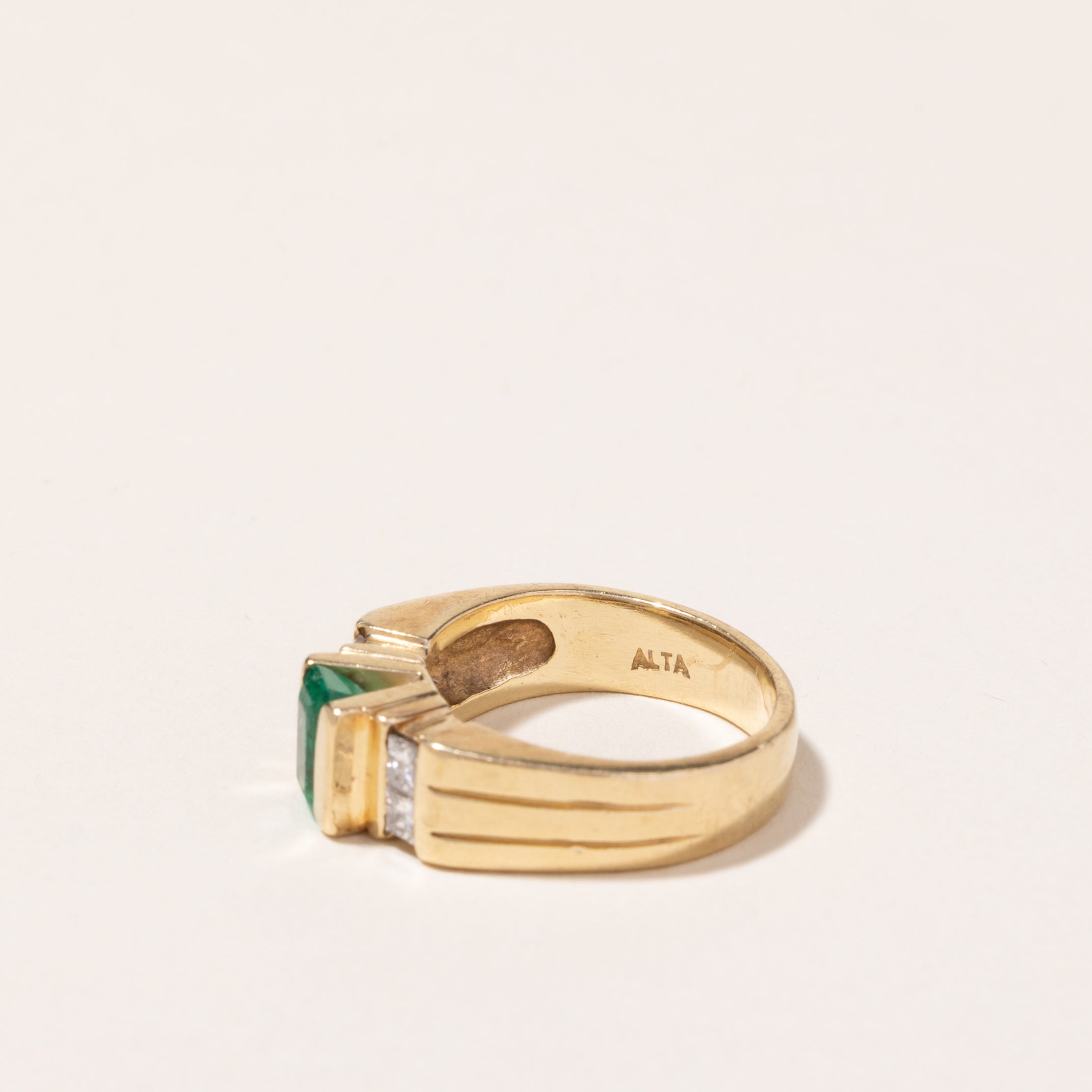 Bague en or jaune 14 carats, émeraude et diamants | 1,02 ct, 0,27 ct au total | Taille 4,75