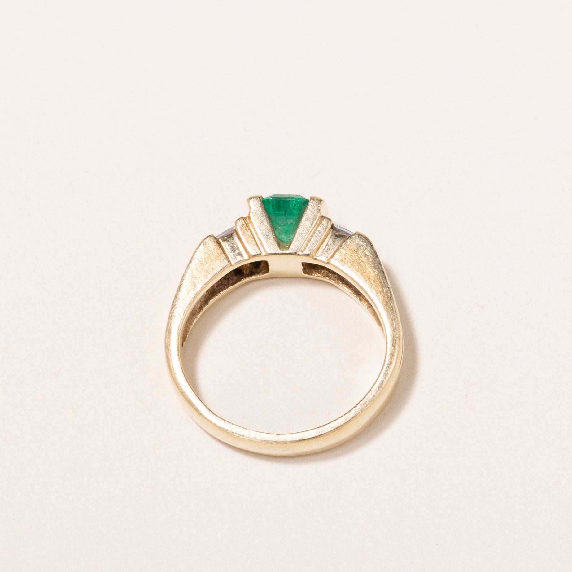 Bague en or jaune 14 carats, émeraude et diamants | 1,02 ct, 0,27 ct au total | Taille 4,75