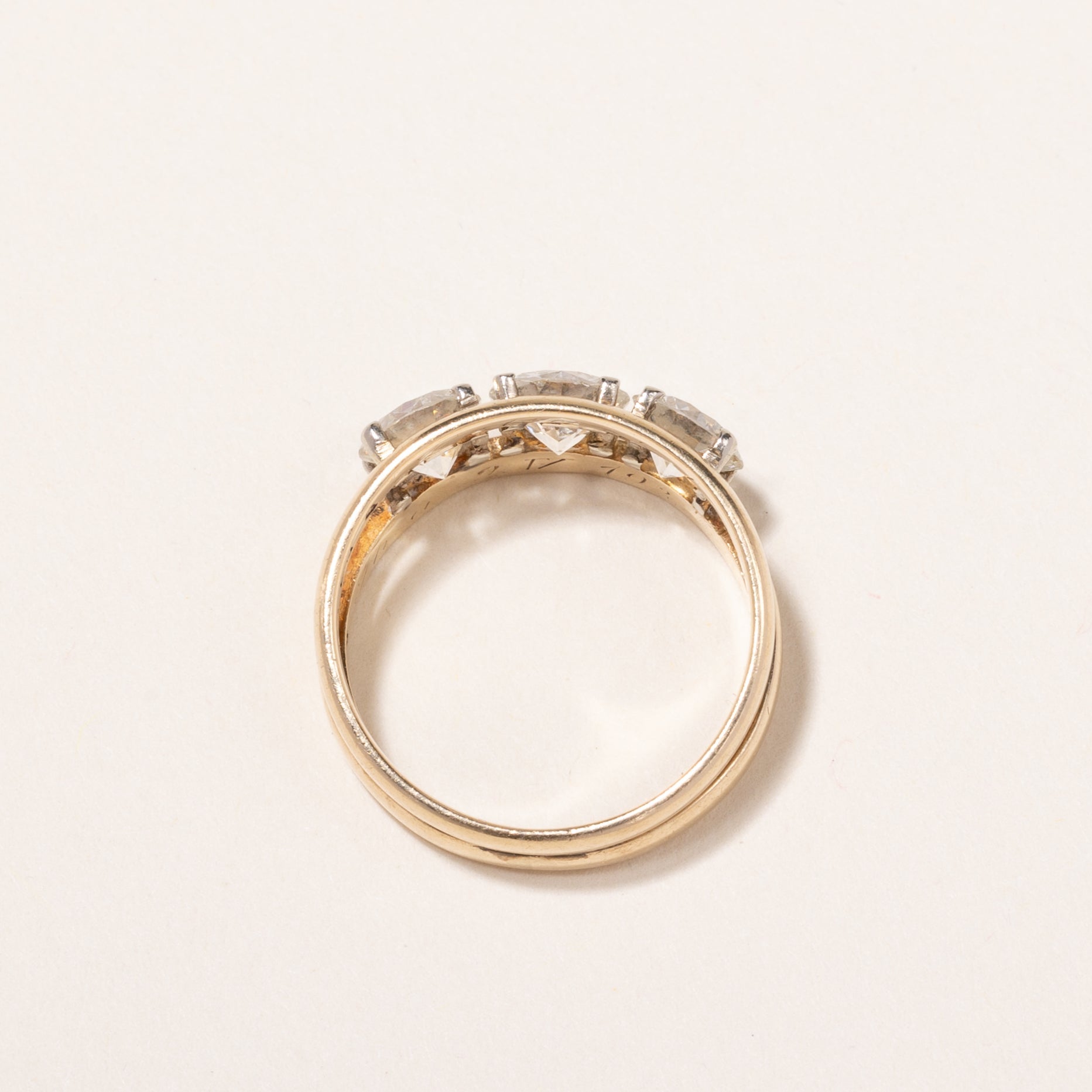 Bague trois diamants en or jaune poinçonné viennois des années 1930 | 2,61 ct au total, pureté SI2-I1, couleur H/I | Taille 7