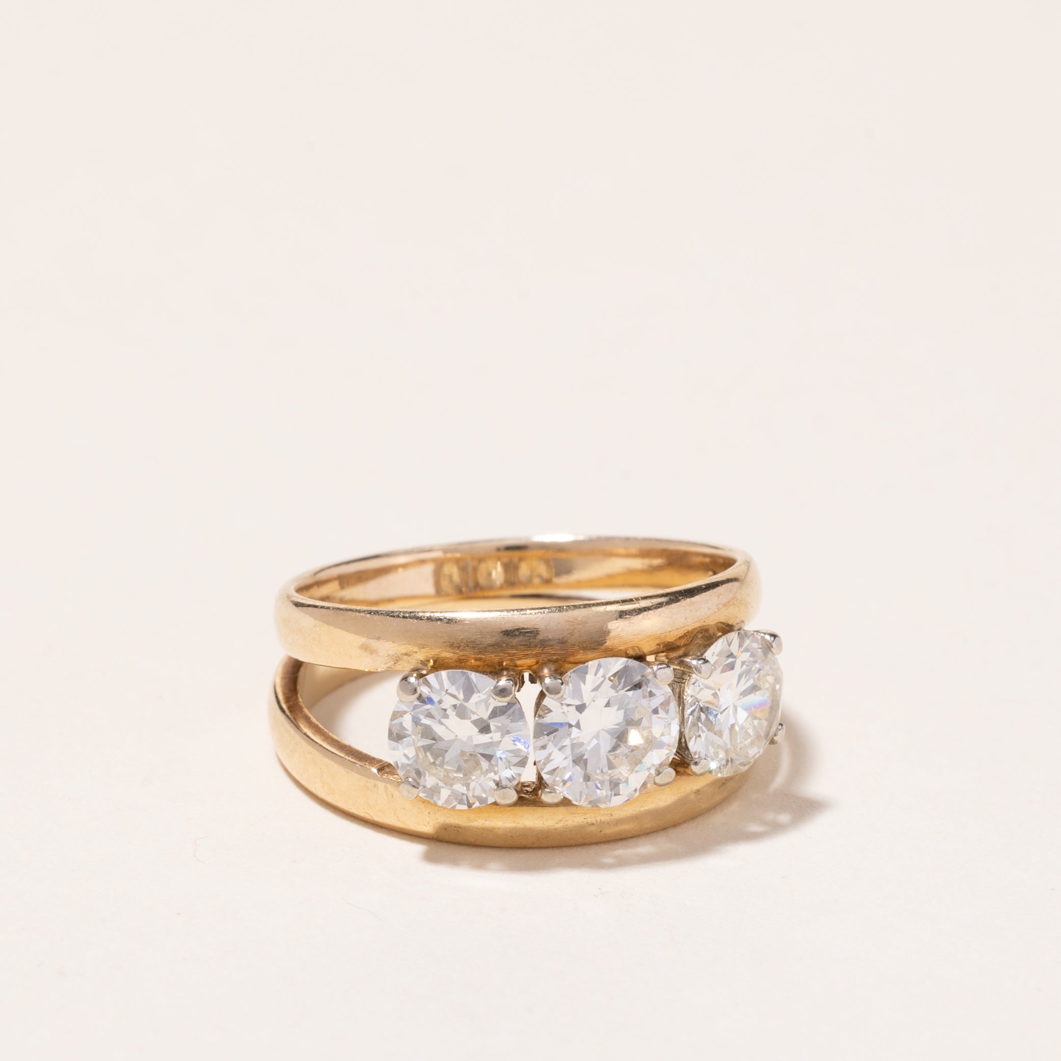 Bague trois diamants en or jaune poinçonné viennois des années 1930 | 2,61 ct au total, pureté SI2-I1, couleur H/I | Taille 7