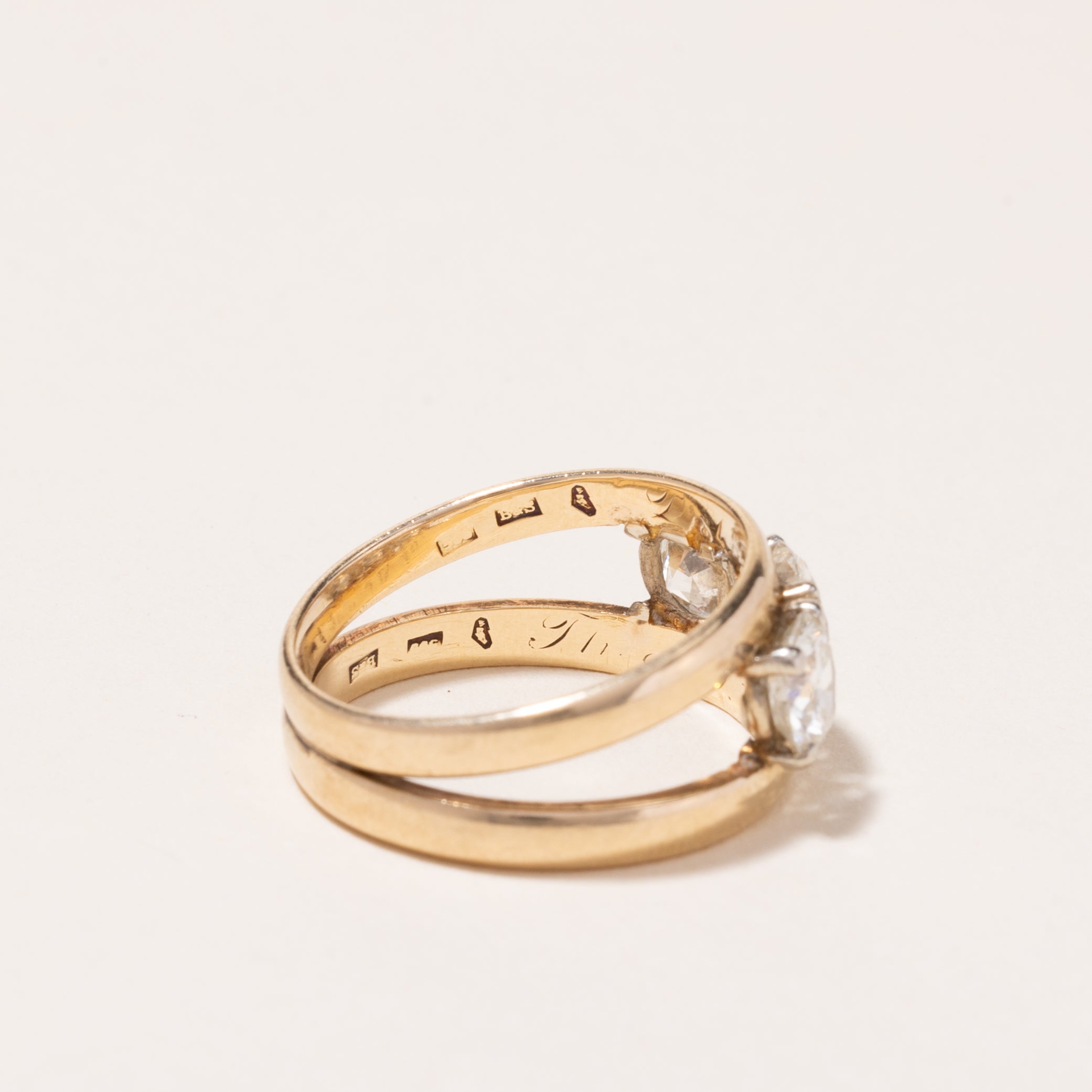 Bague trois diamants en or jaune poinçonné viennois des années 1930 | 2,61 ct au total, pureté SI2-I1, couleur H/I | Taille 7