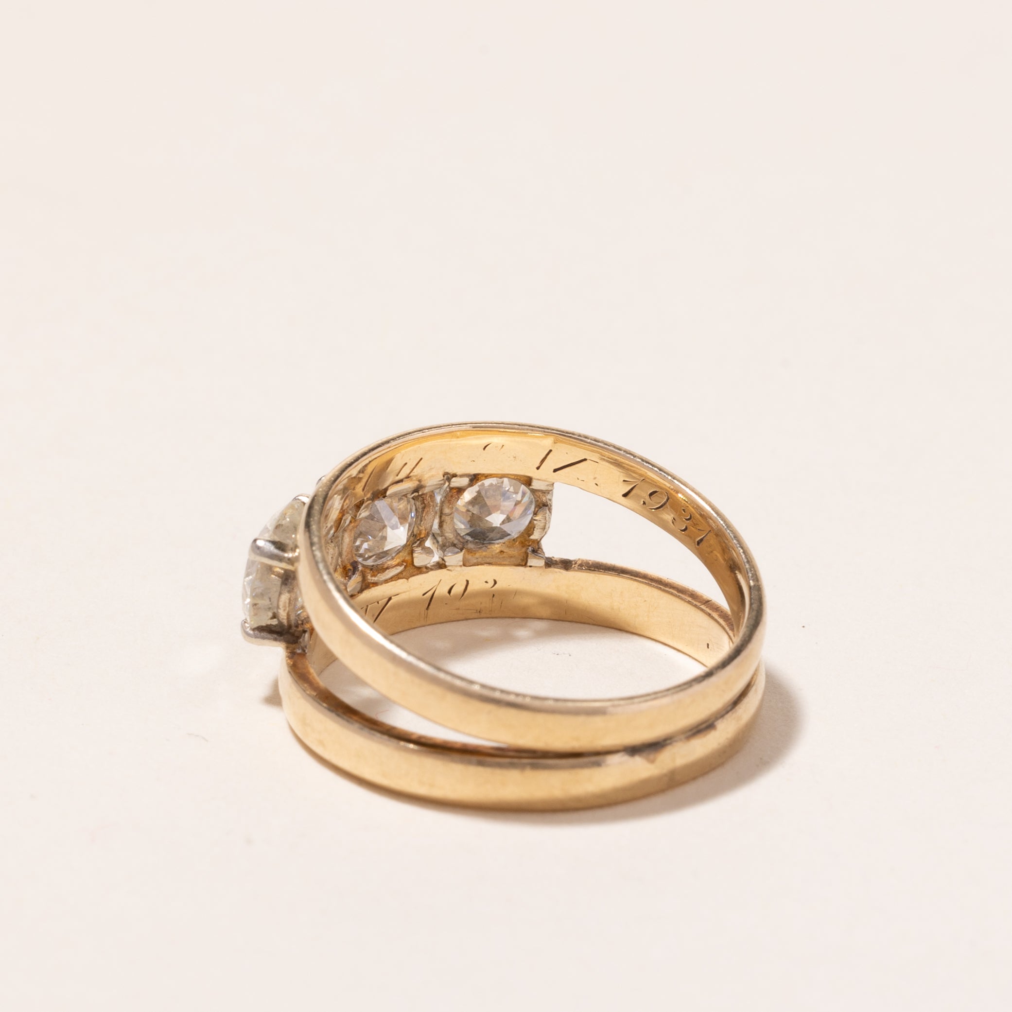 Bague trois diamants en or jaune poinçonné viennois des années 1930 | 2,61 ct au total, pureté SI2-I1, couleur H/I | Taille 7