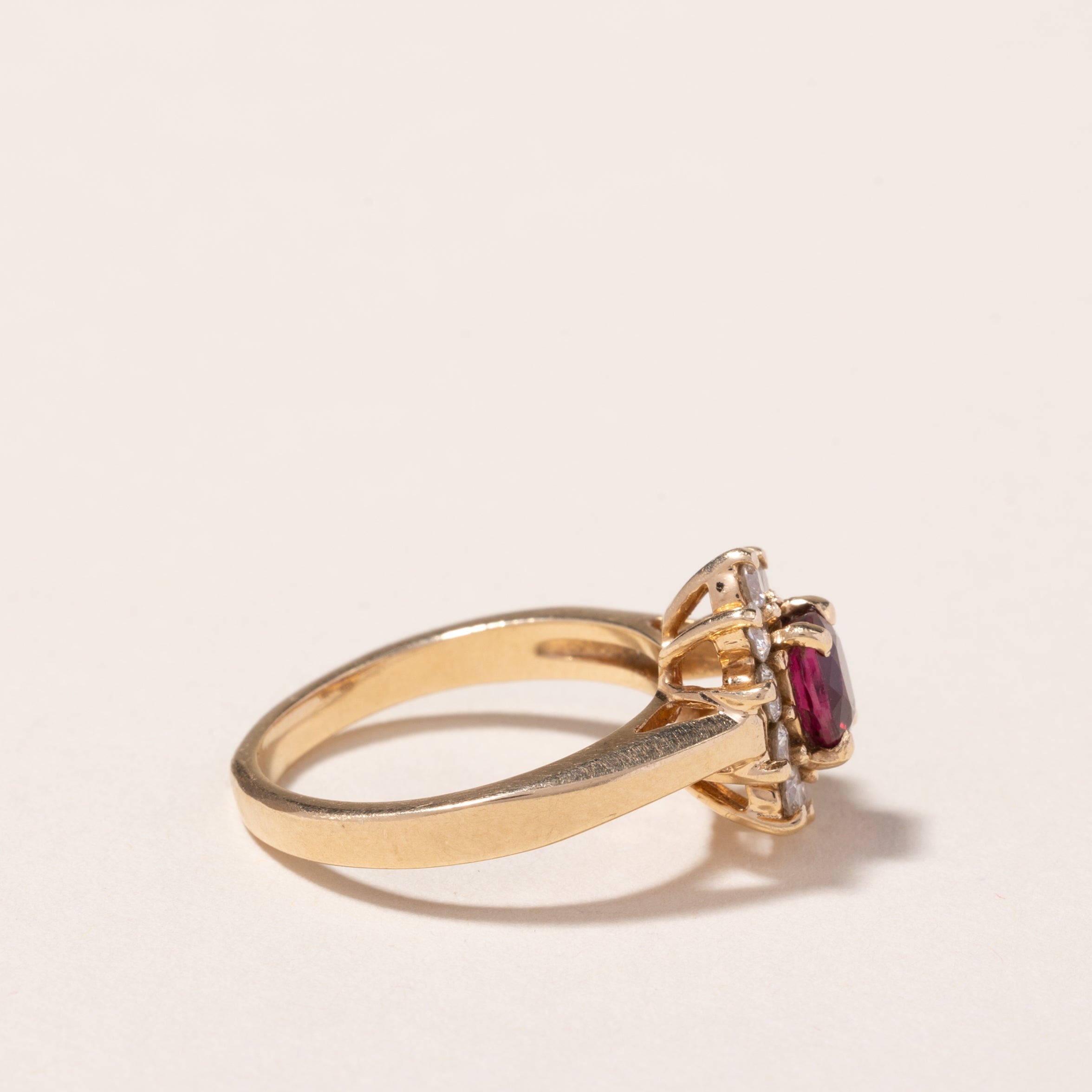Bague en or jaune 14 carats sertie de rubis et de diamants | 0,59 ct, 0,48 ct au total | Taille 5