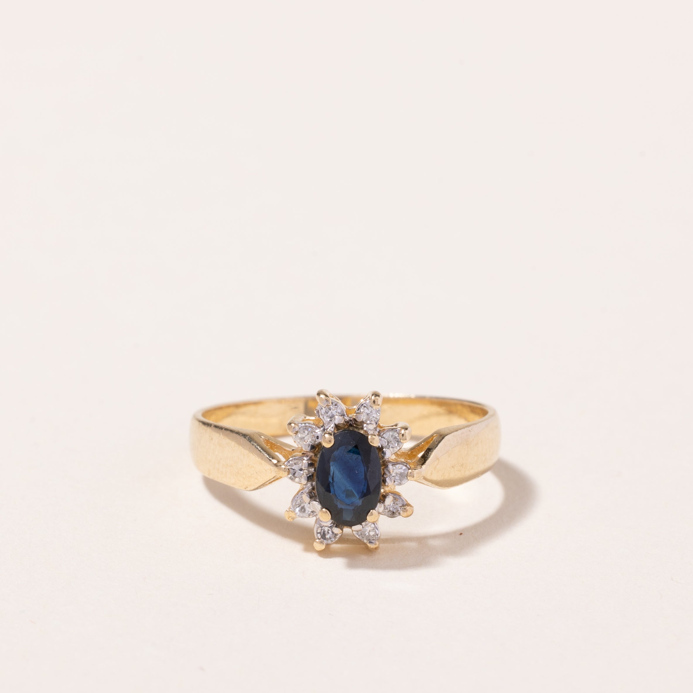 Bague en or jaune 14 carats, saphir et diamants | 0,44 ct, 0,10 ct au total | Taille 6,5