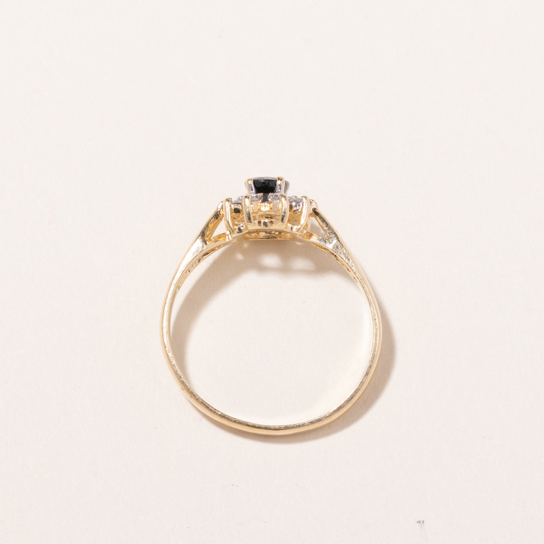 Bague en or jaune 14 carats, saphir et diamants | 0,44 ct, 0,10 ct au total | Taille 6,5