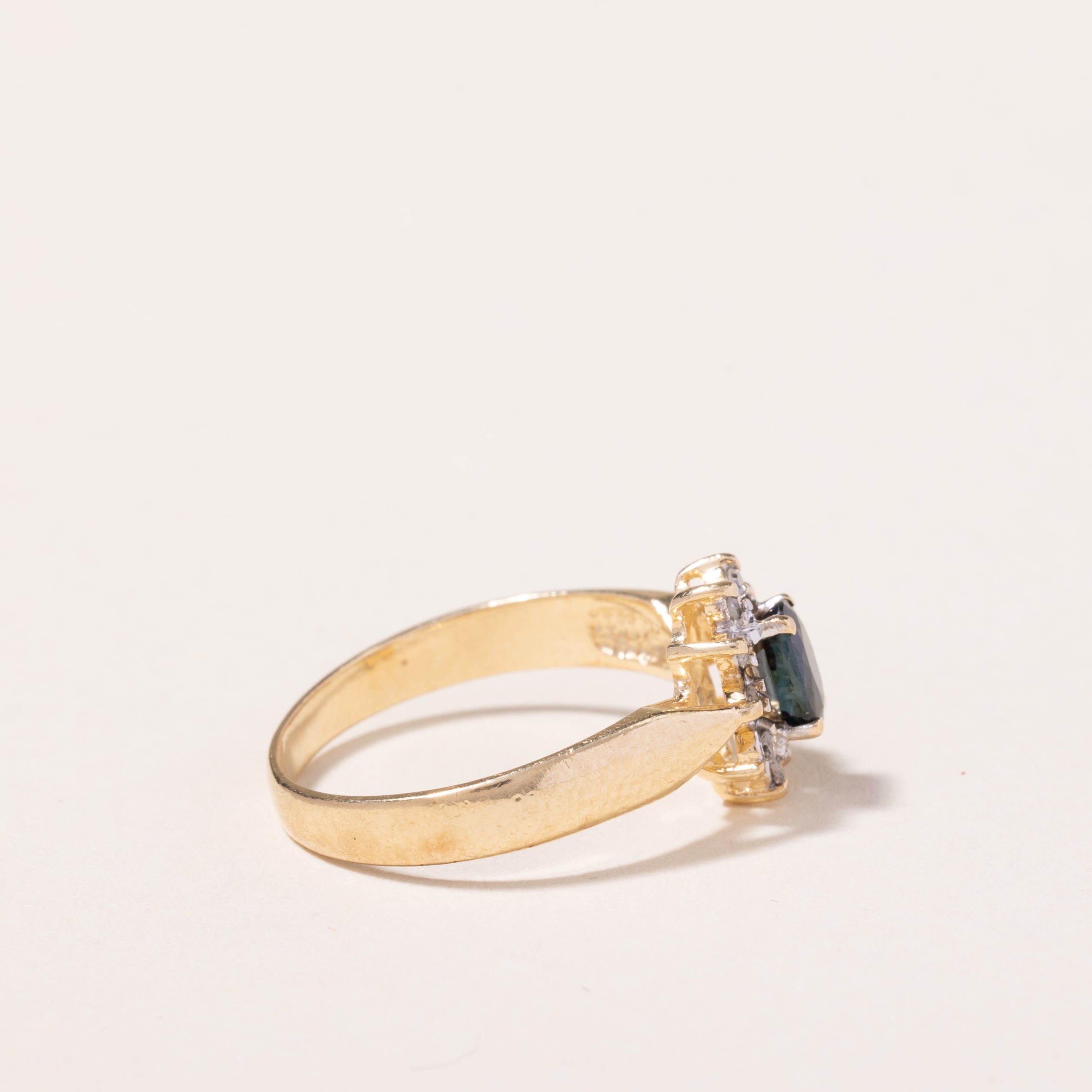 Bague en or jaune 14 carats, saphir et diamants | 0,44 ct, 0,10 ct au total | Taille 6,5