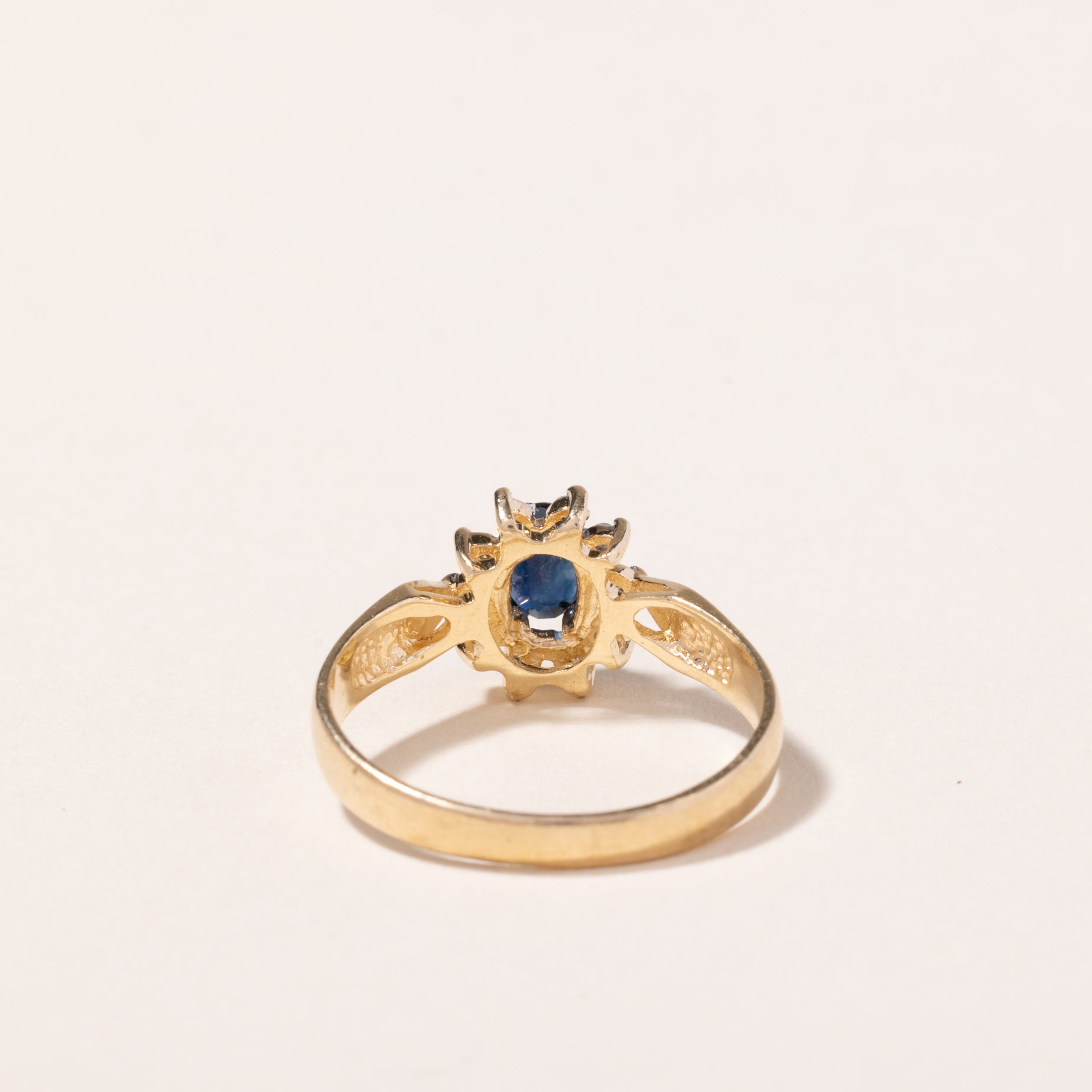 Bague en or jaune 14 carats, saphir et diamants | 0,44 ct, 0,10 ct au total | Taille 6,5