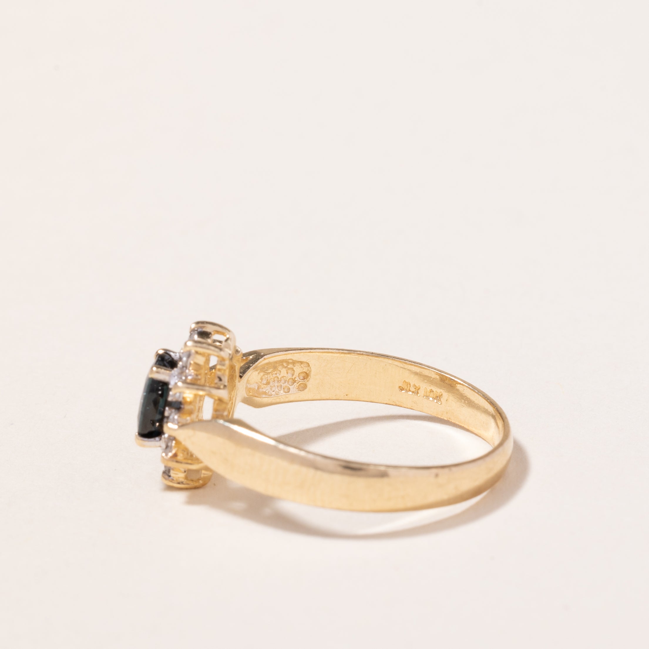 Bague en or jaune 14 carats, saphir et diamants | 0,44 ct, 0,10 ct au total | Taille 6,5