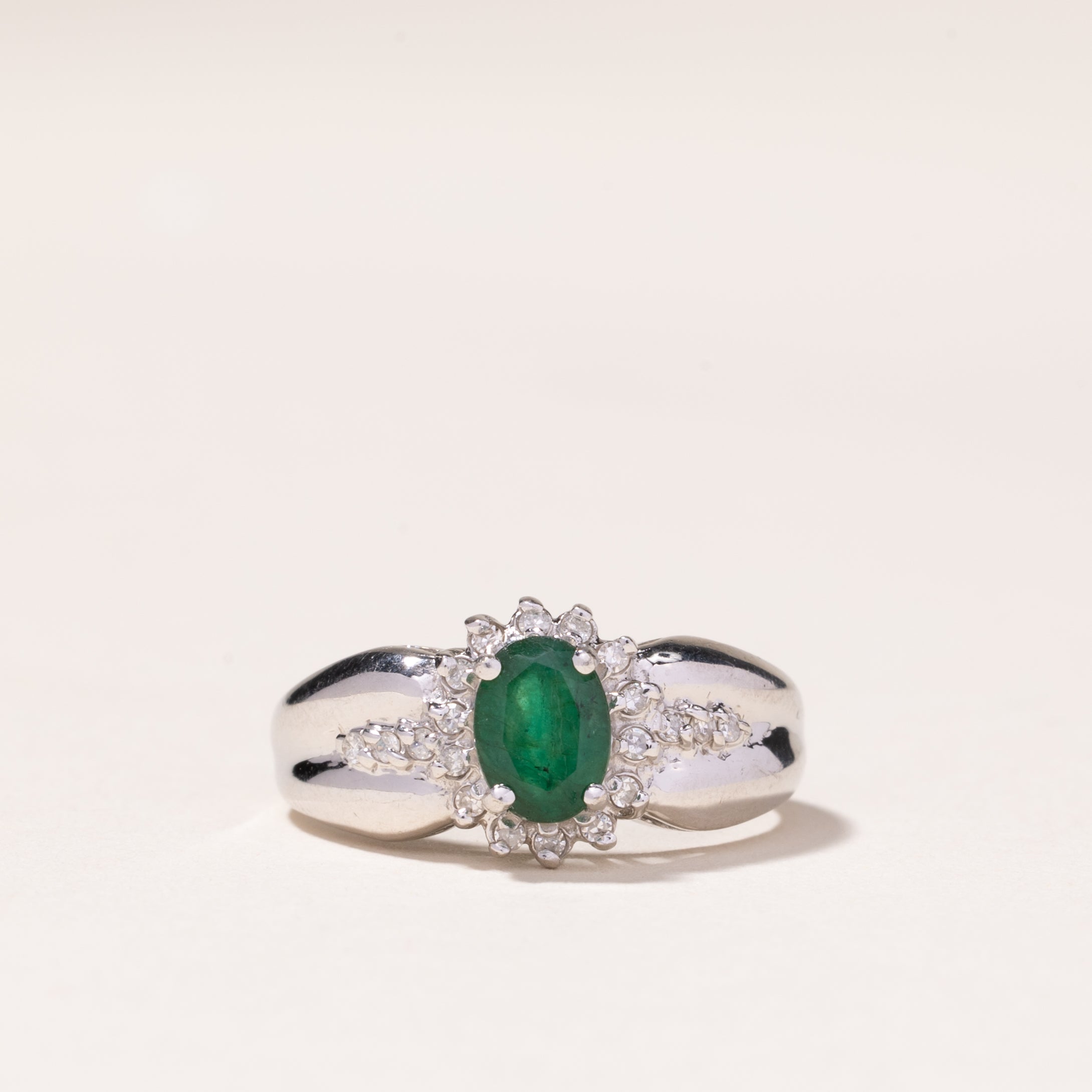 Bague en or blanc 10 carats avec émeraude et diamants | 0,67 ct, 0,16 ct au total | Taille 6,75