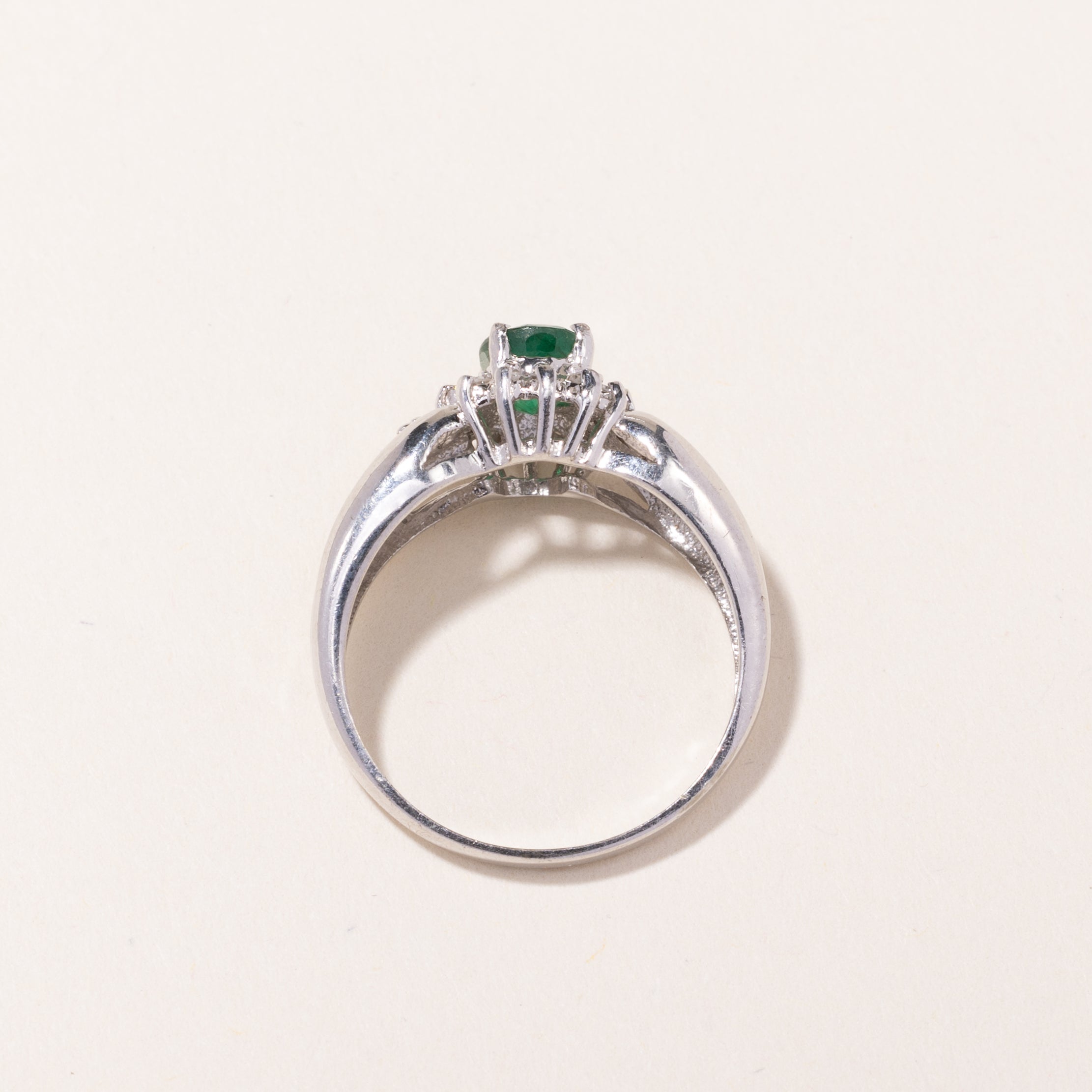 Bague en or blanc 10 carats avec émeraude et diamants | 0,67 ct, 0,16 ct au total | Taille 6,75