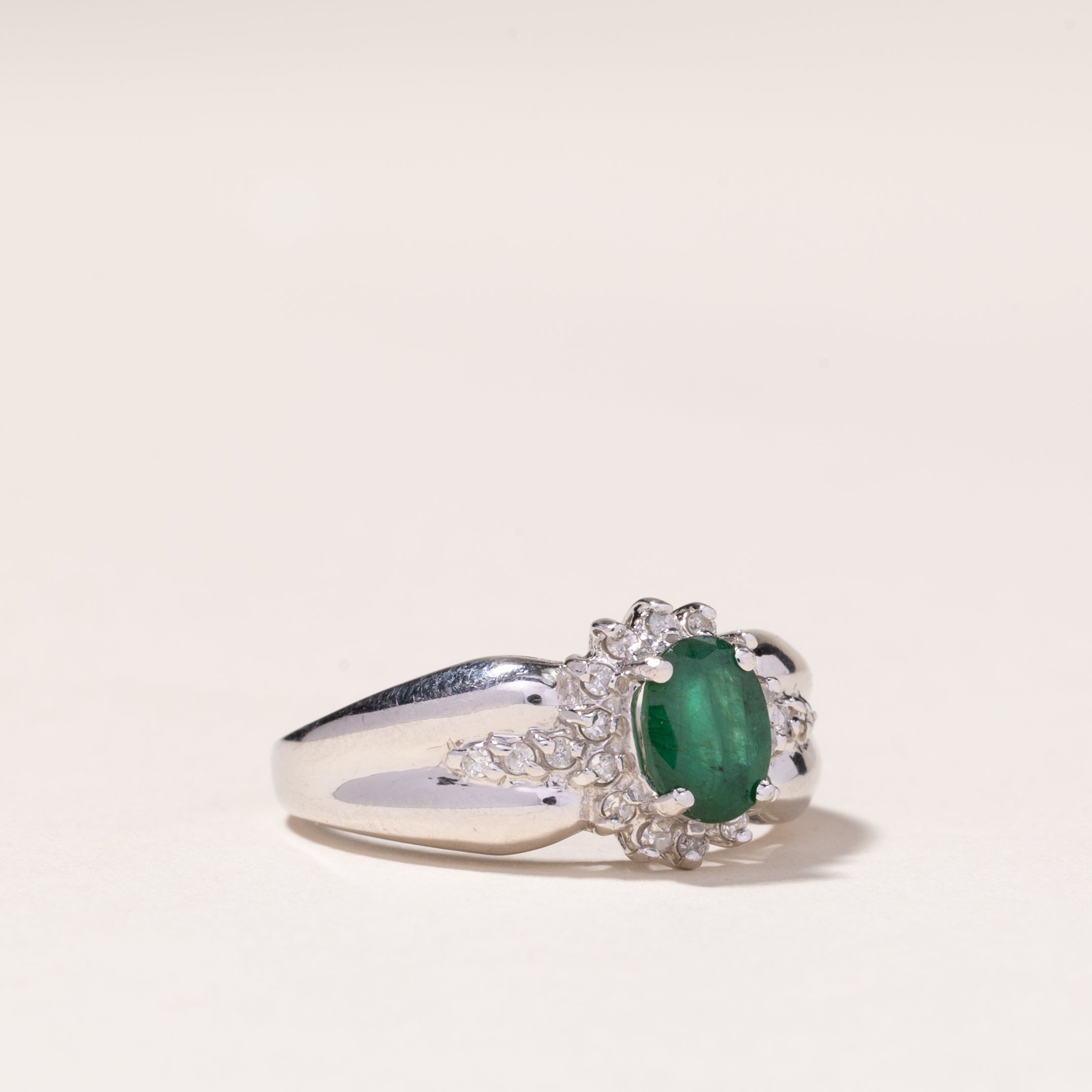 Bague en or blanc 10 carats avec émeraude et diamants | 0,67 ct, 0,16 ct au total | Taille 6,75