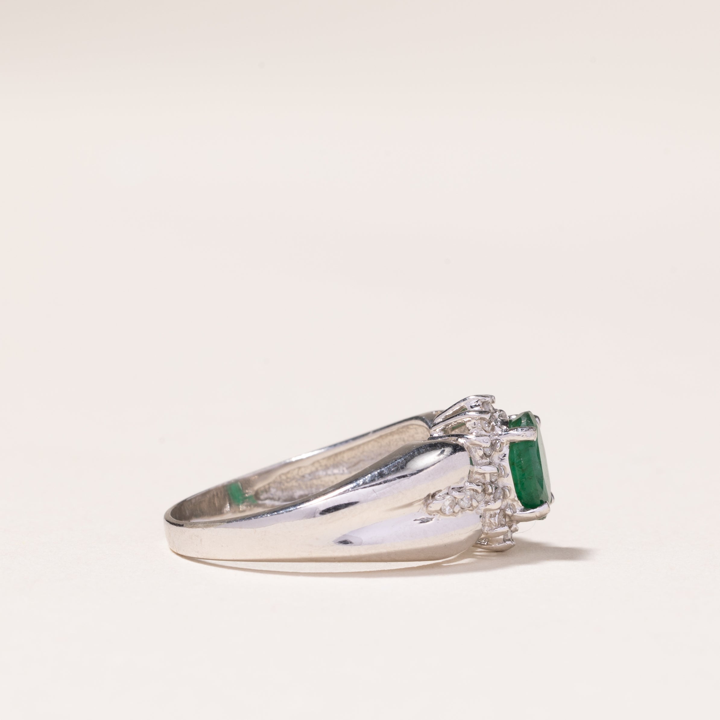 Bague en or blanc 10 carats avec émeraude et diamants | 0,67 ct, 0,16 ct au total | Taille 6,75