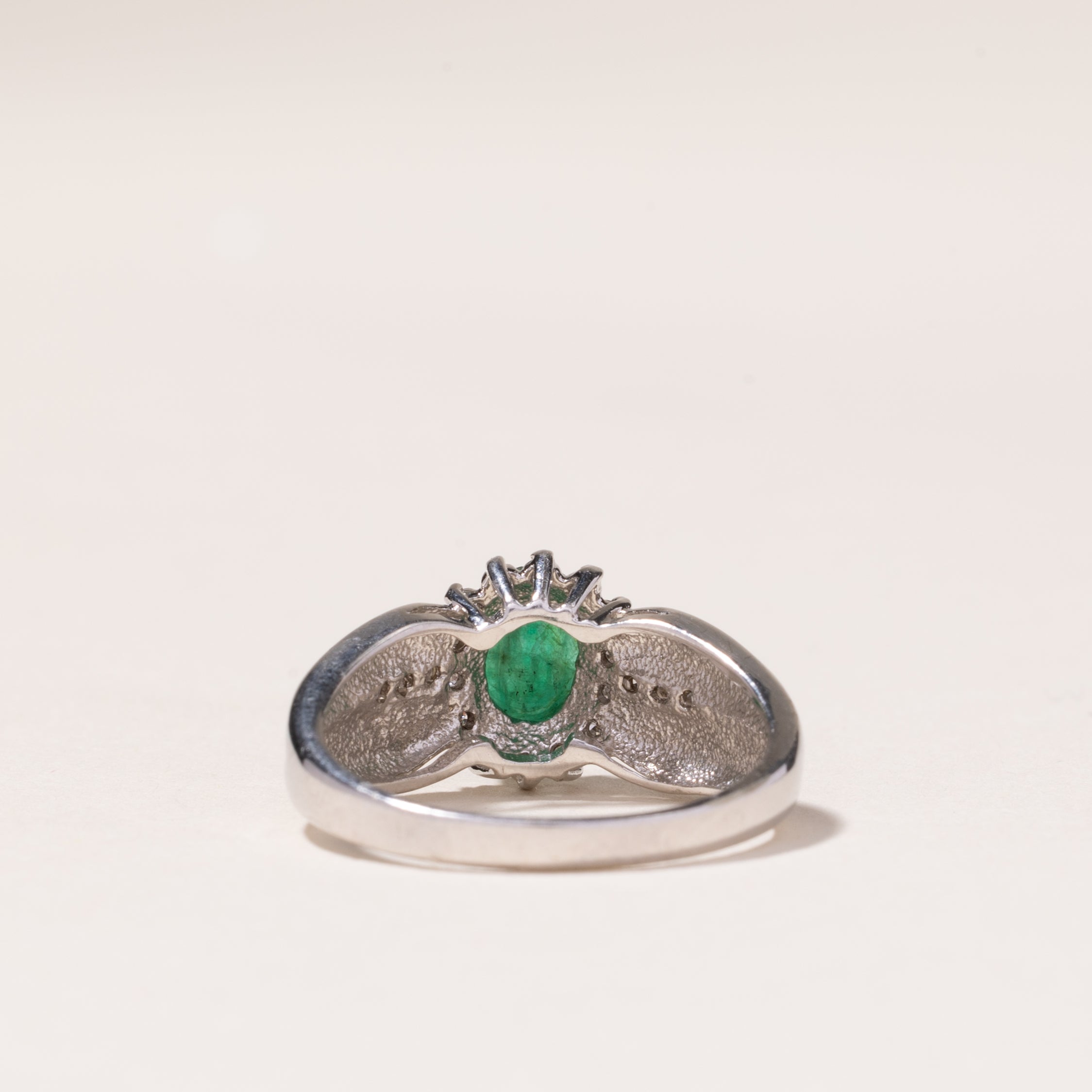 Bague en or blanc 10 carats avec émeraude et diamants | 0,67 ct, 0,16 ct au total | Taille 6,75