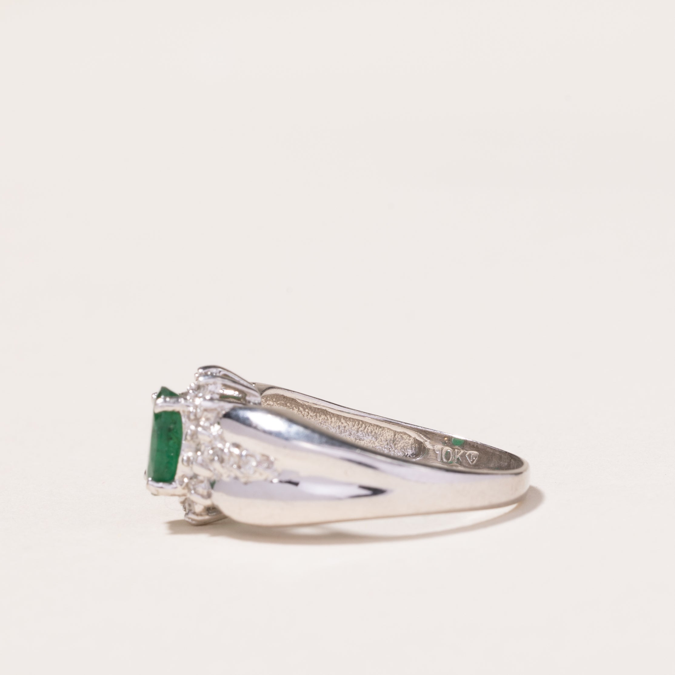 Bague en or blanc 10 carats avec émeraude et diamants | 0,67 ct, 0,16 ct au total | Taille 6,75