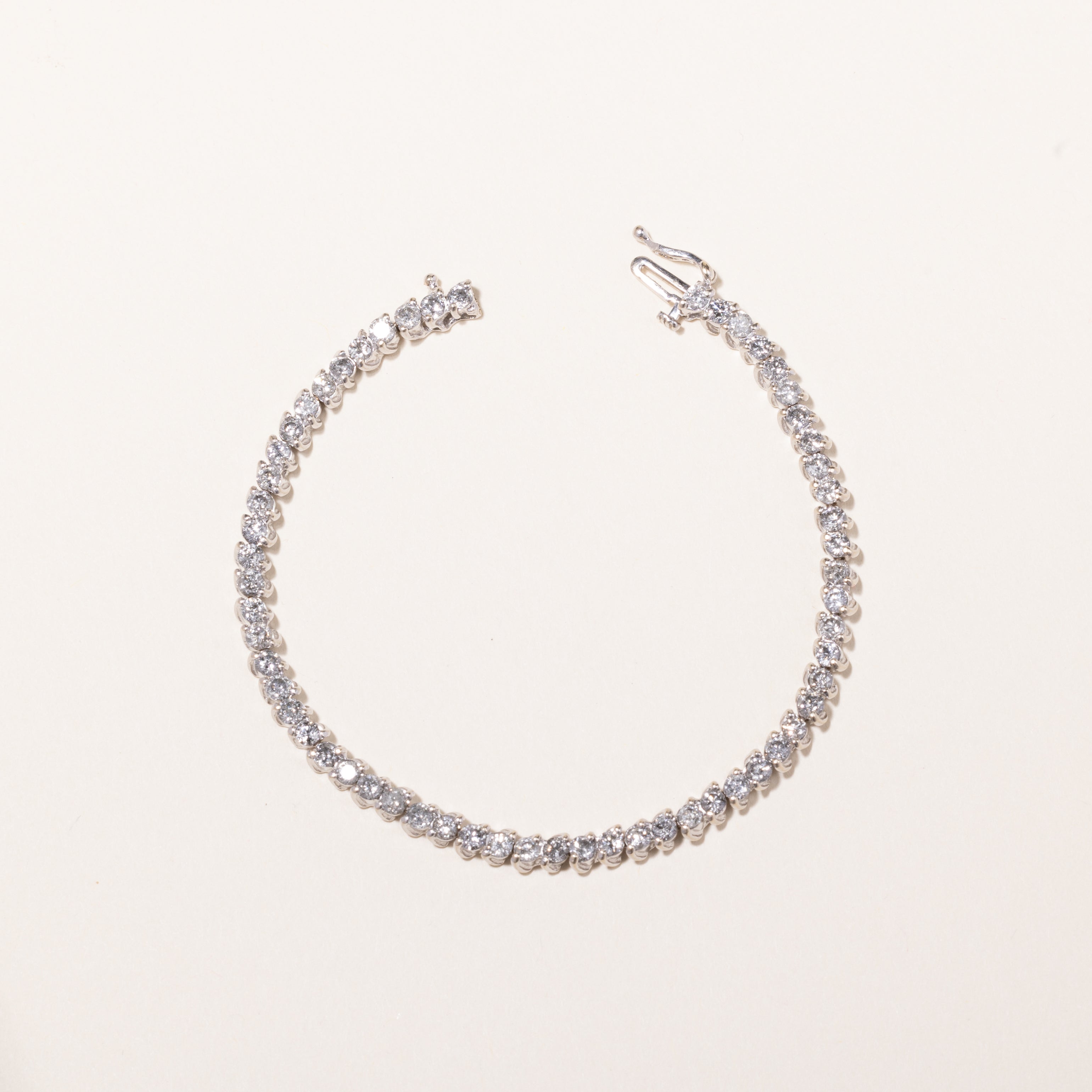 Bracelet tennis en or blanc 14 carats et diamants | 4,00 ct au total | 17,8 cm