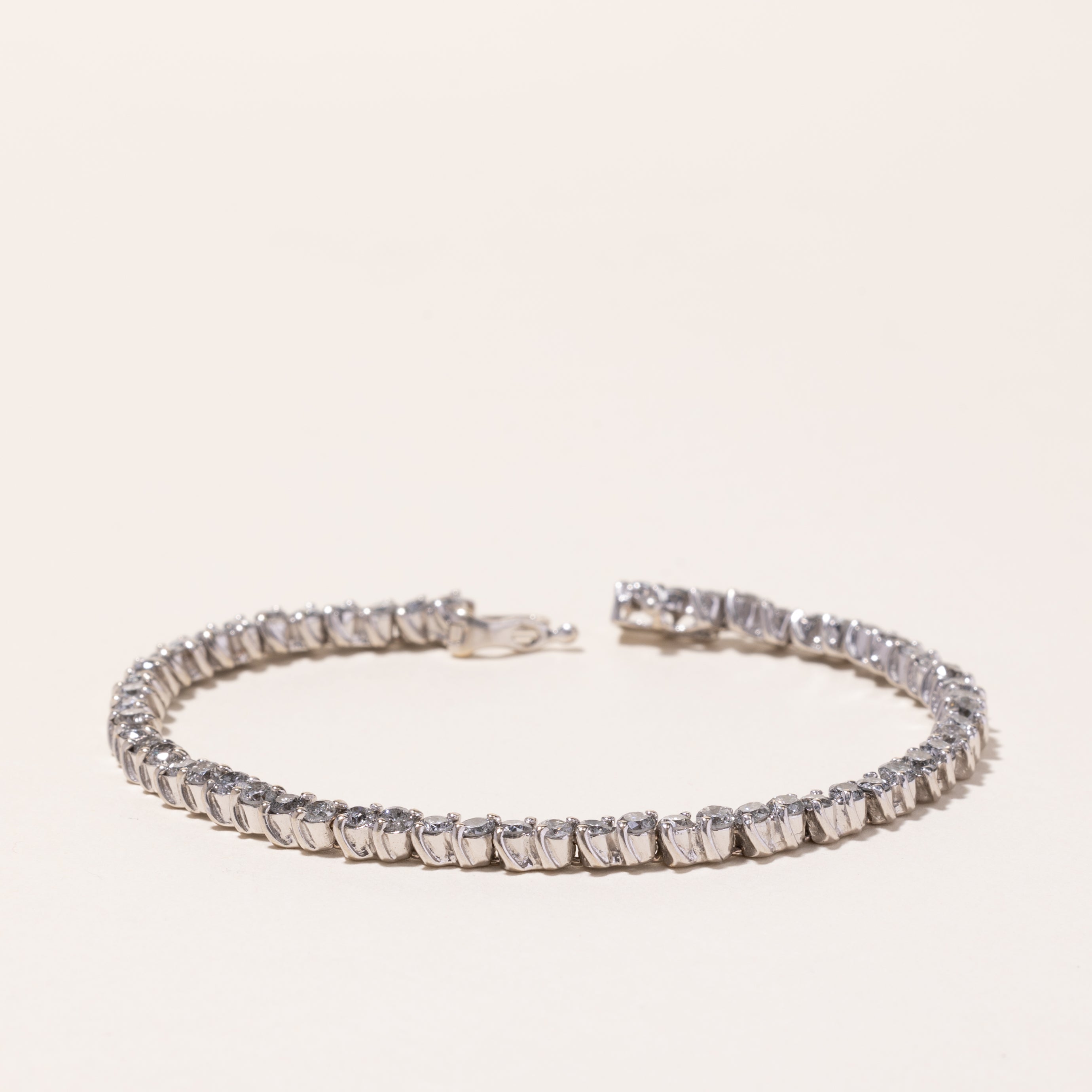 Bracelet tennis en or blanc 14 carats et diamants | 4,00 ct au total | 17,8 cm