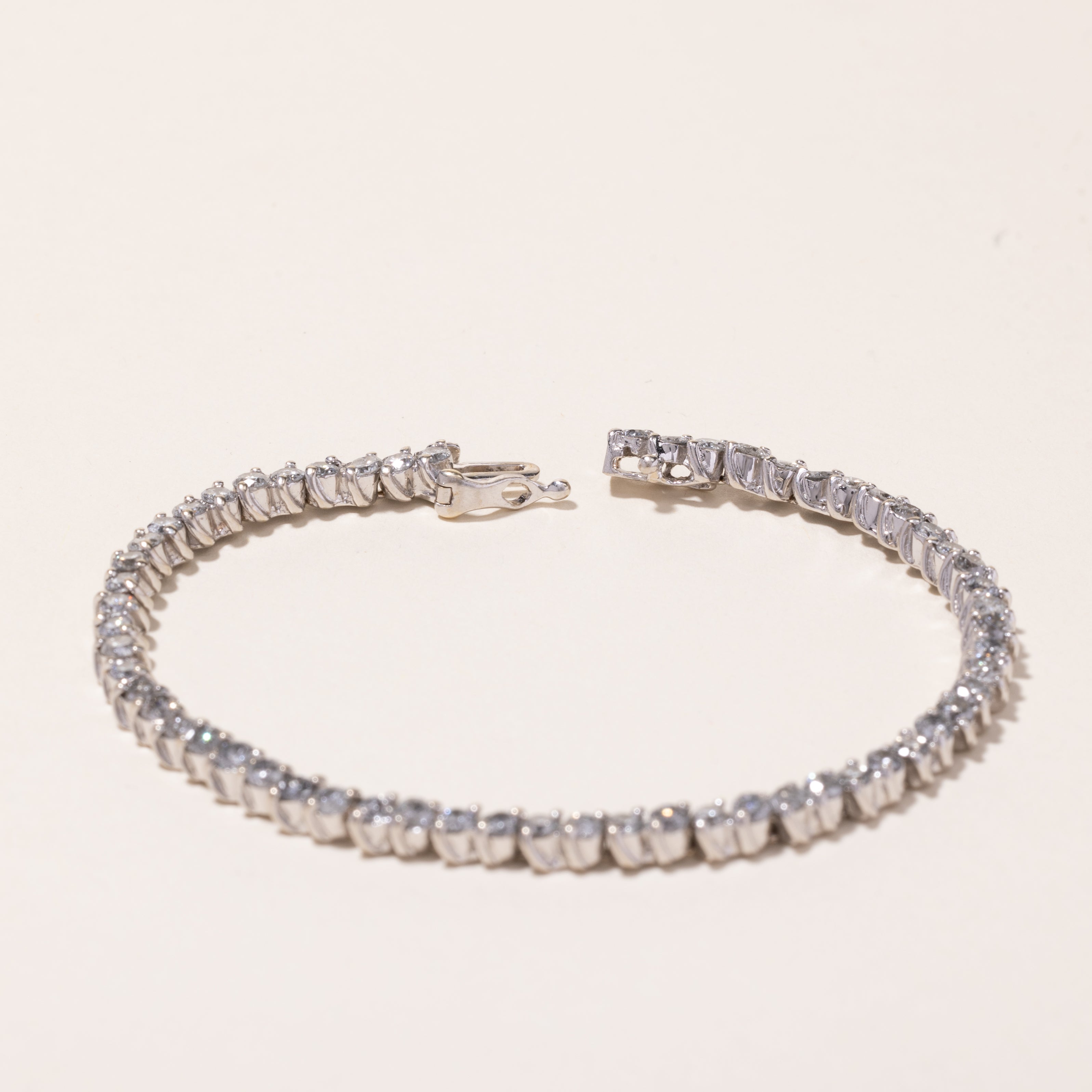 Bracelet tennis en or blanc 14 carats et diamants | 4,00 ct au total | 17,8 cm